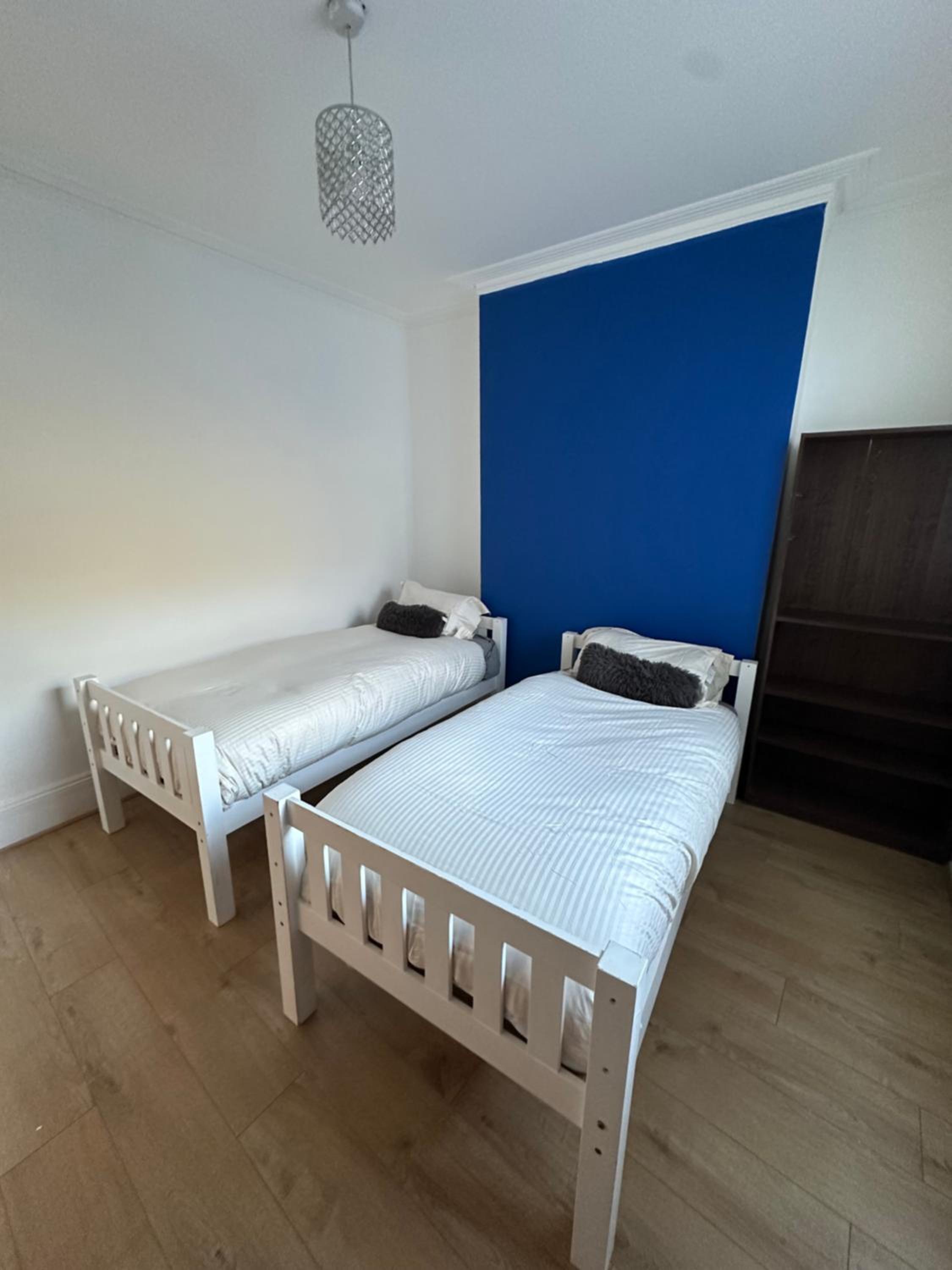 Standard Twin Room with Shared Bathroom photo 2