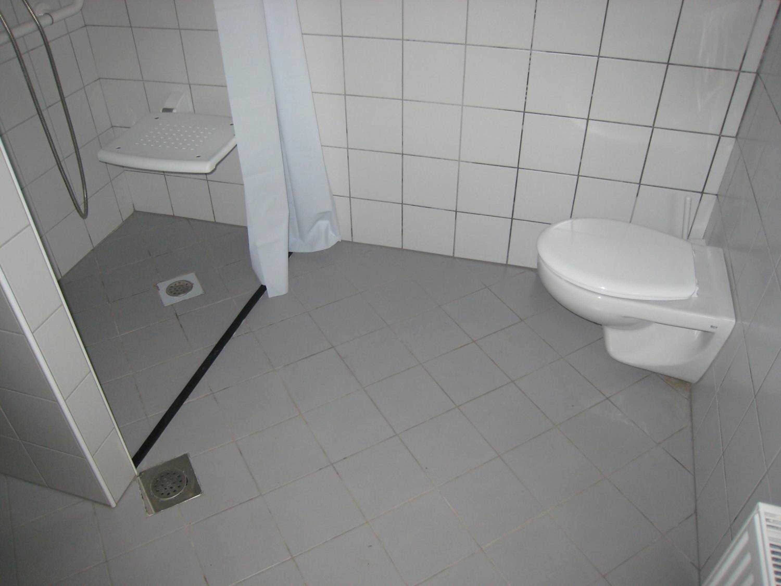 Quadruple Room with Private Bathroom - Photo 8