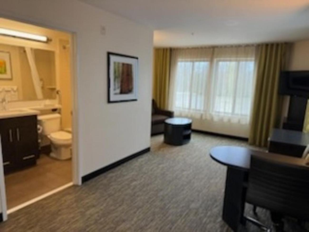 One-Bedroom Queen Suite photo 3