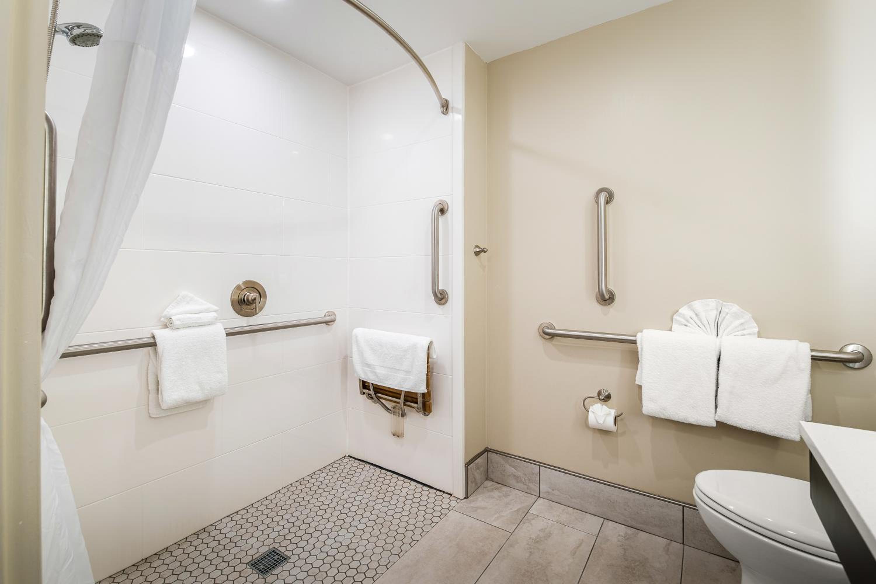Queen Room - Disability Access photo 3
