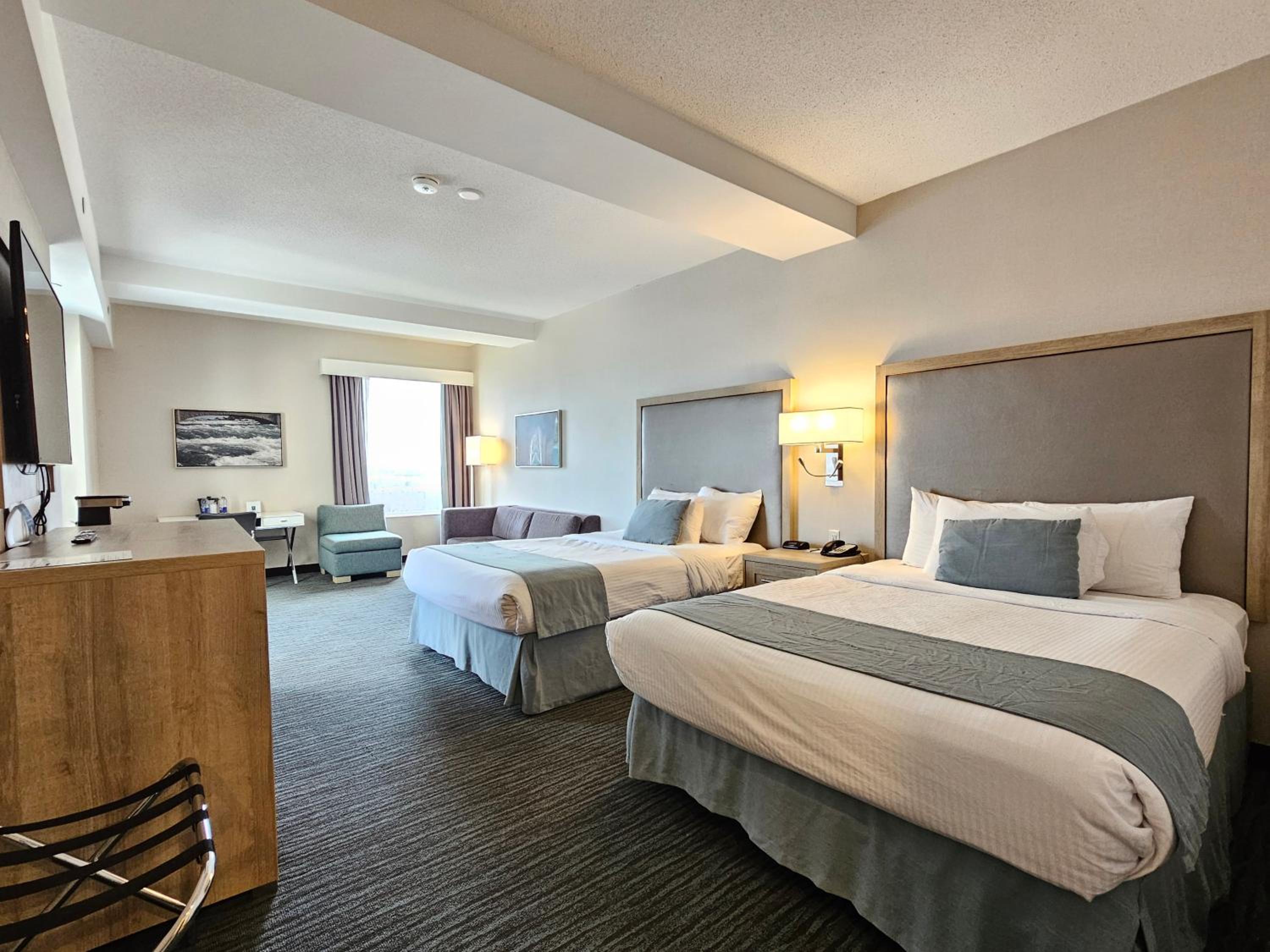 Riverview Jr Suite Guest room, 2 Queen & Sofa bed