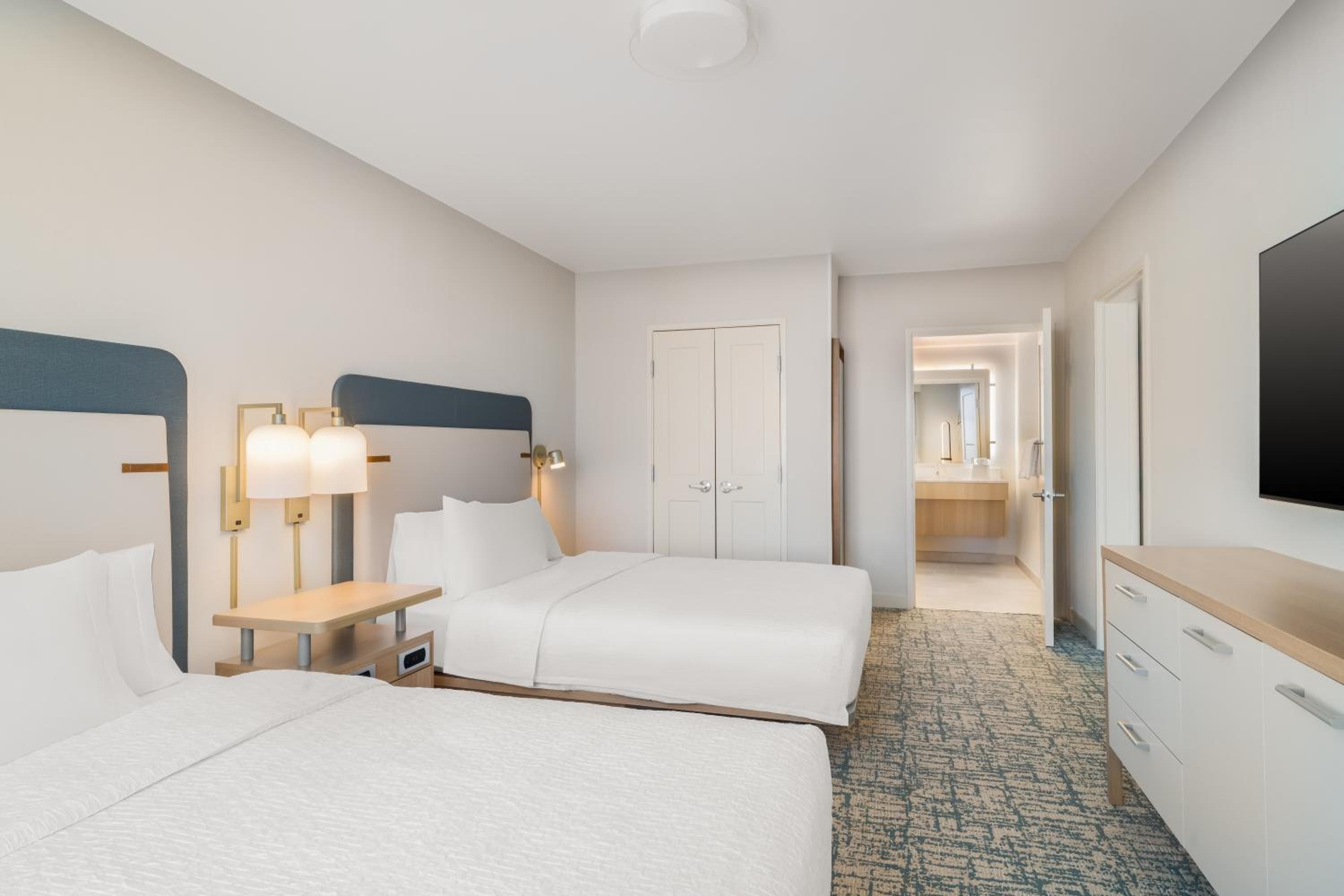One-Bedroom Queen Suite with Two Queen Beds - Photo 6