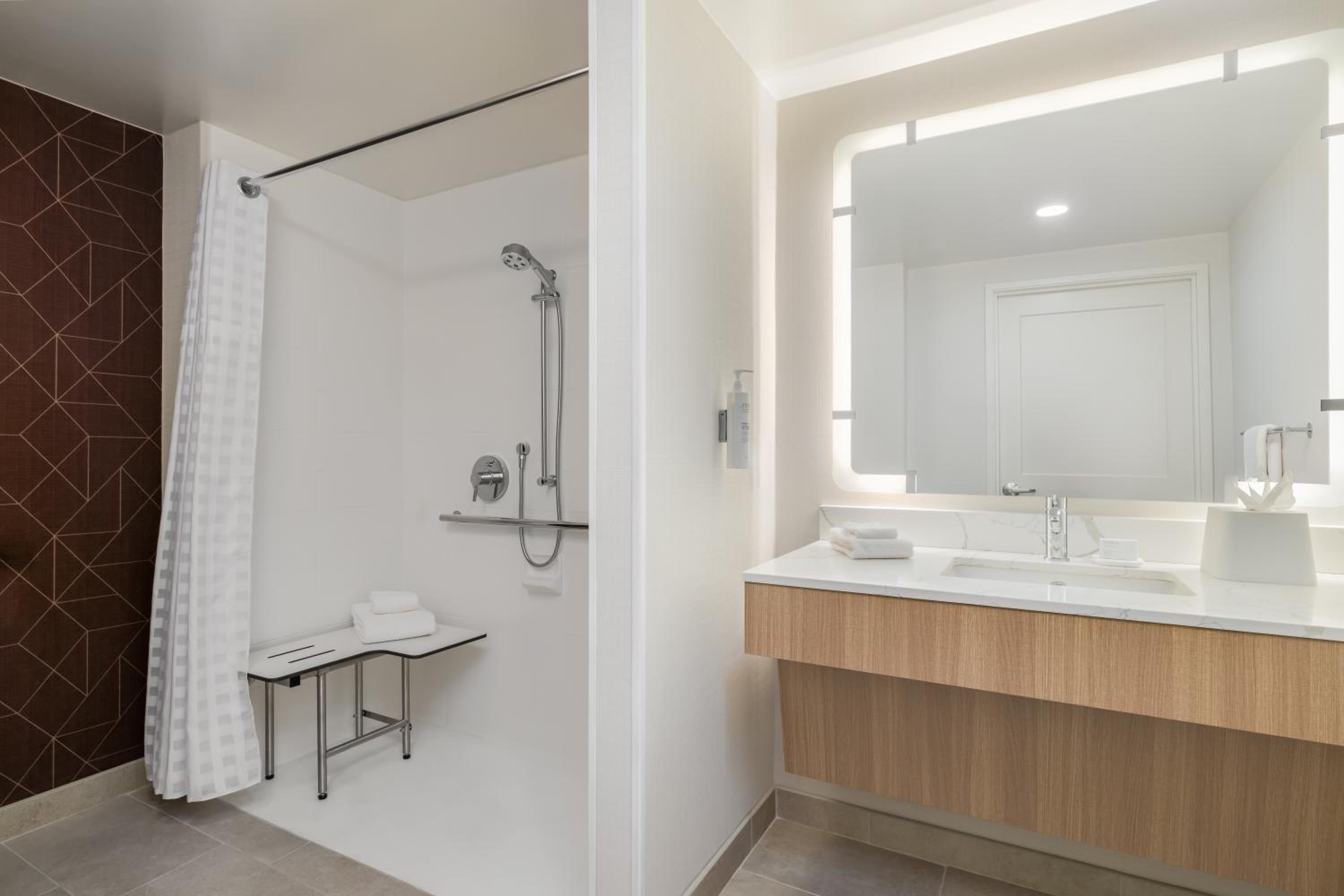 King Studio - Hearing Accessible  - Photo 6