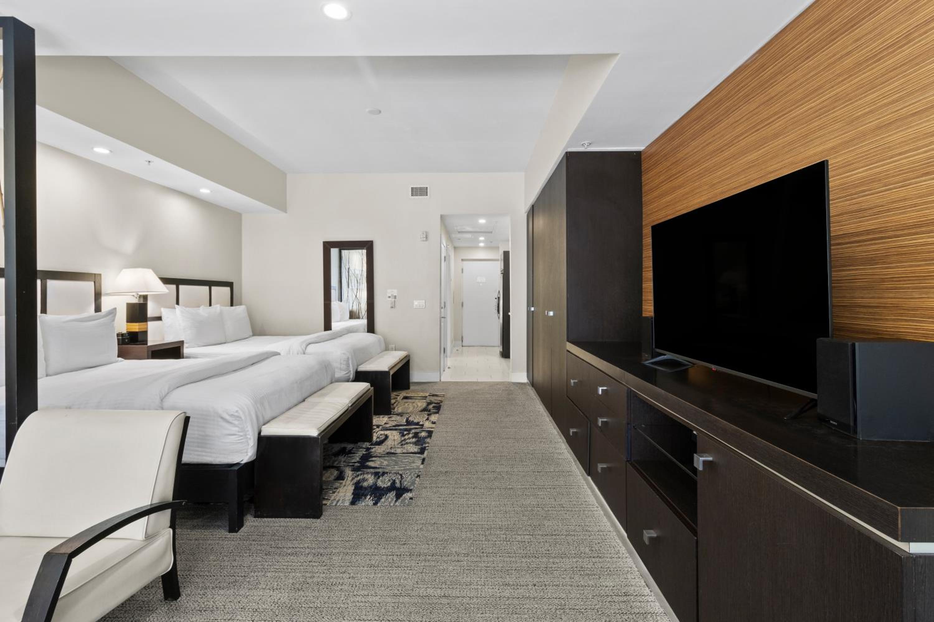 Deluxe Queen Room with Two Queen Beds photo 2
