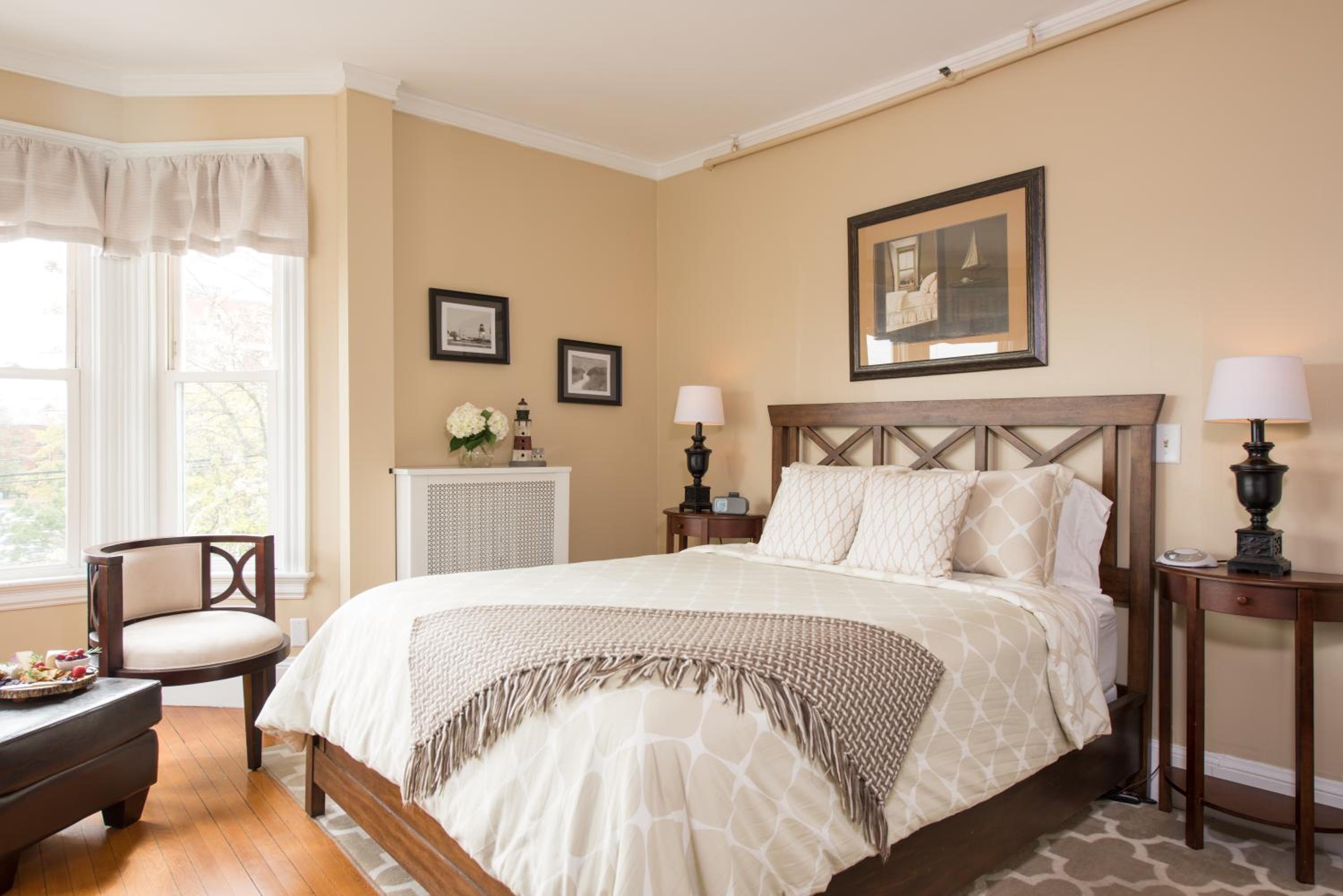 Standard Queen Room (The Abbott)