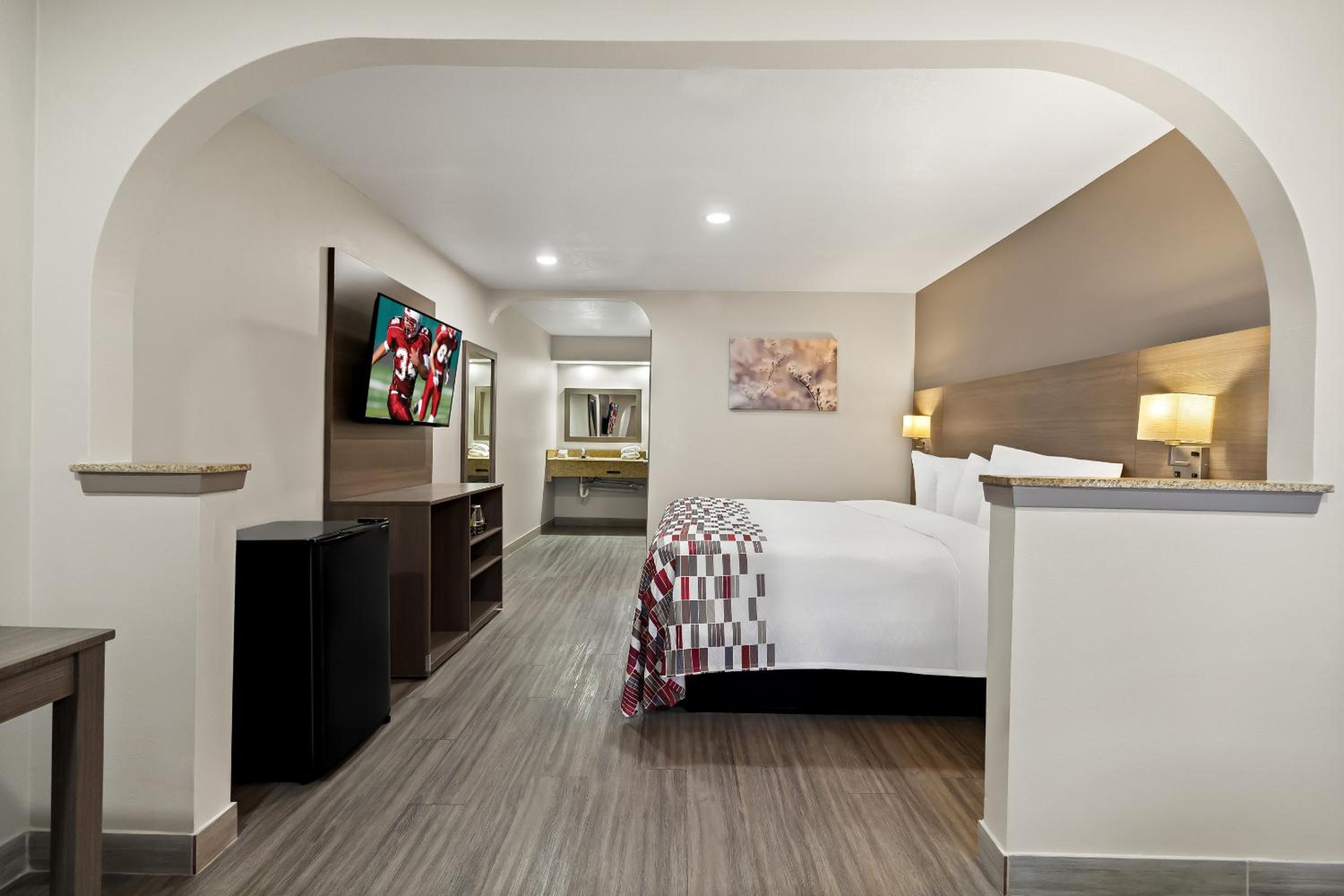 Superior King Room Disability Access Non-Smoking  - Photo 3