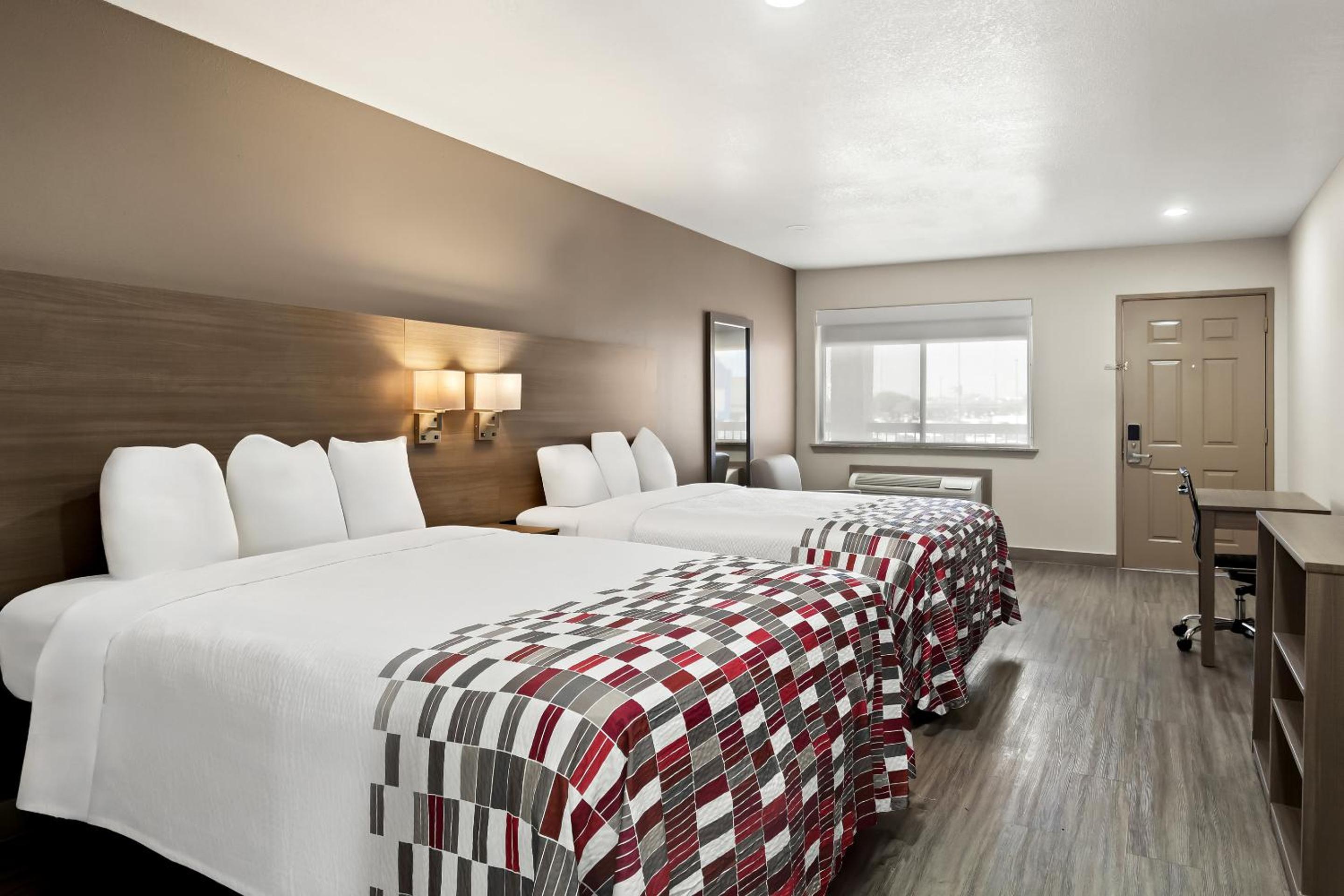 Deluxe Queen Room with Two Queen Beds Non-Smoking - Photo 2