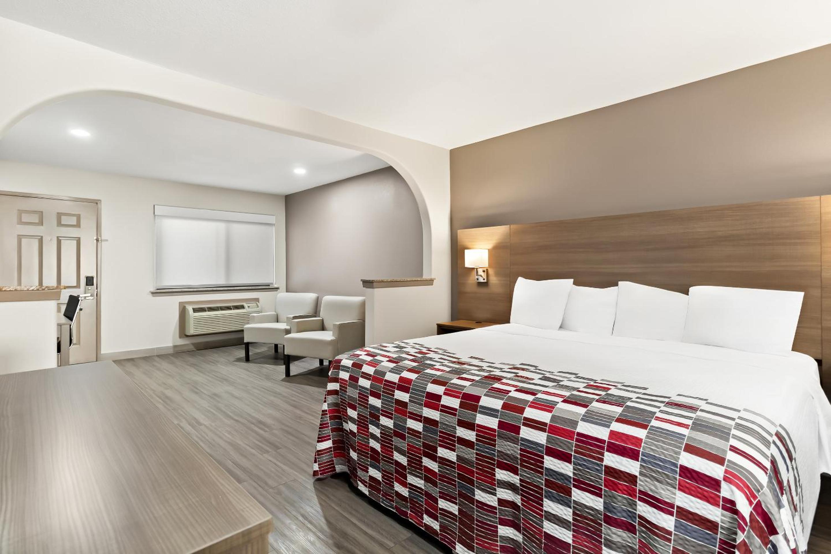Superior Room with King Bed and Two Queen Beds Non-Smoking - Photo 1