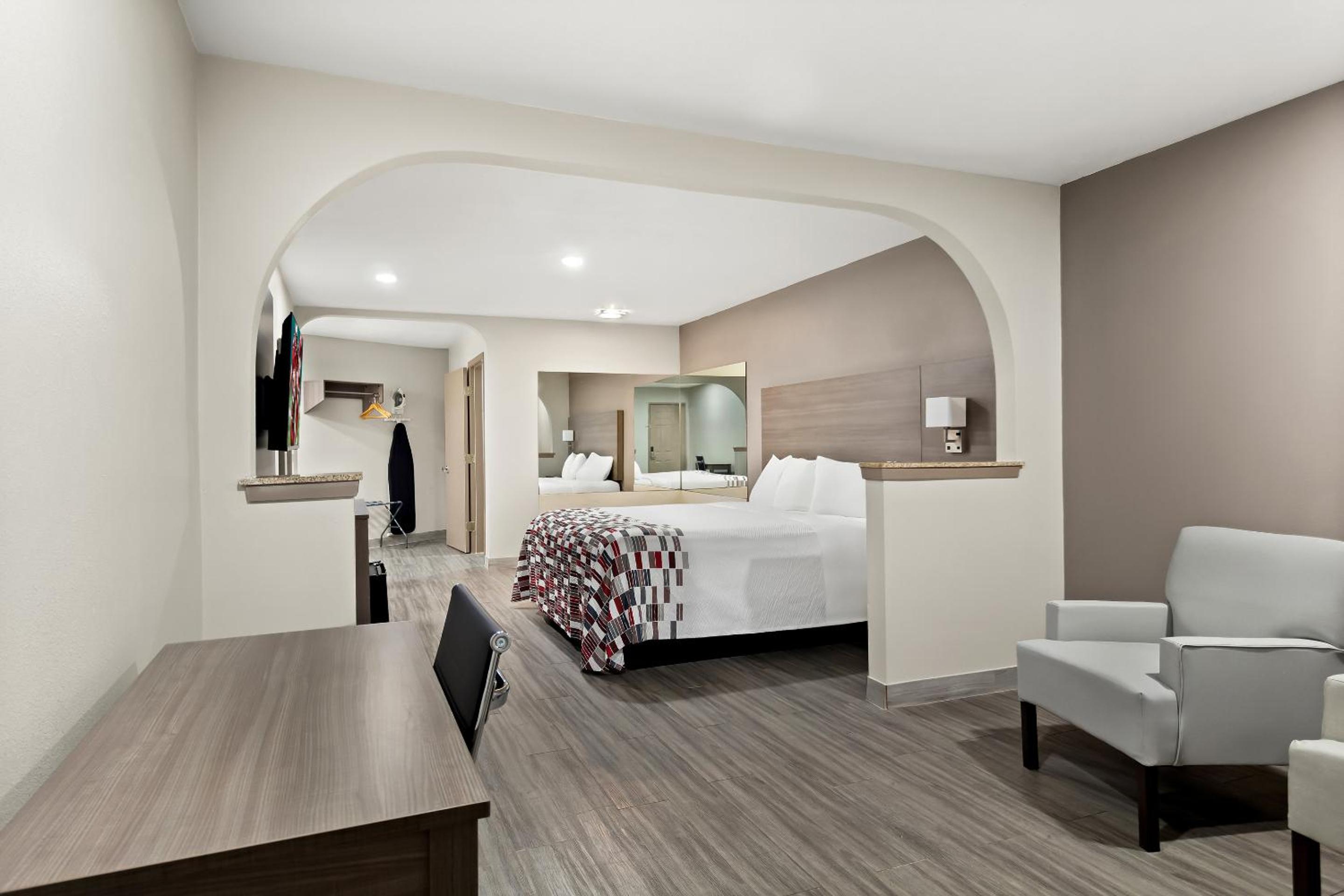 Superior King Room with Jetted Tub Non-Smoking - Photo 3