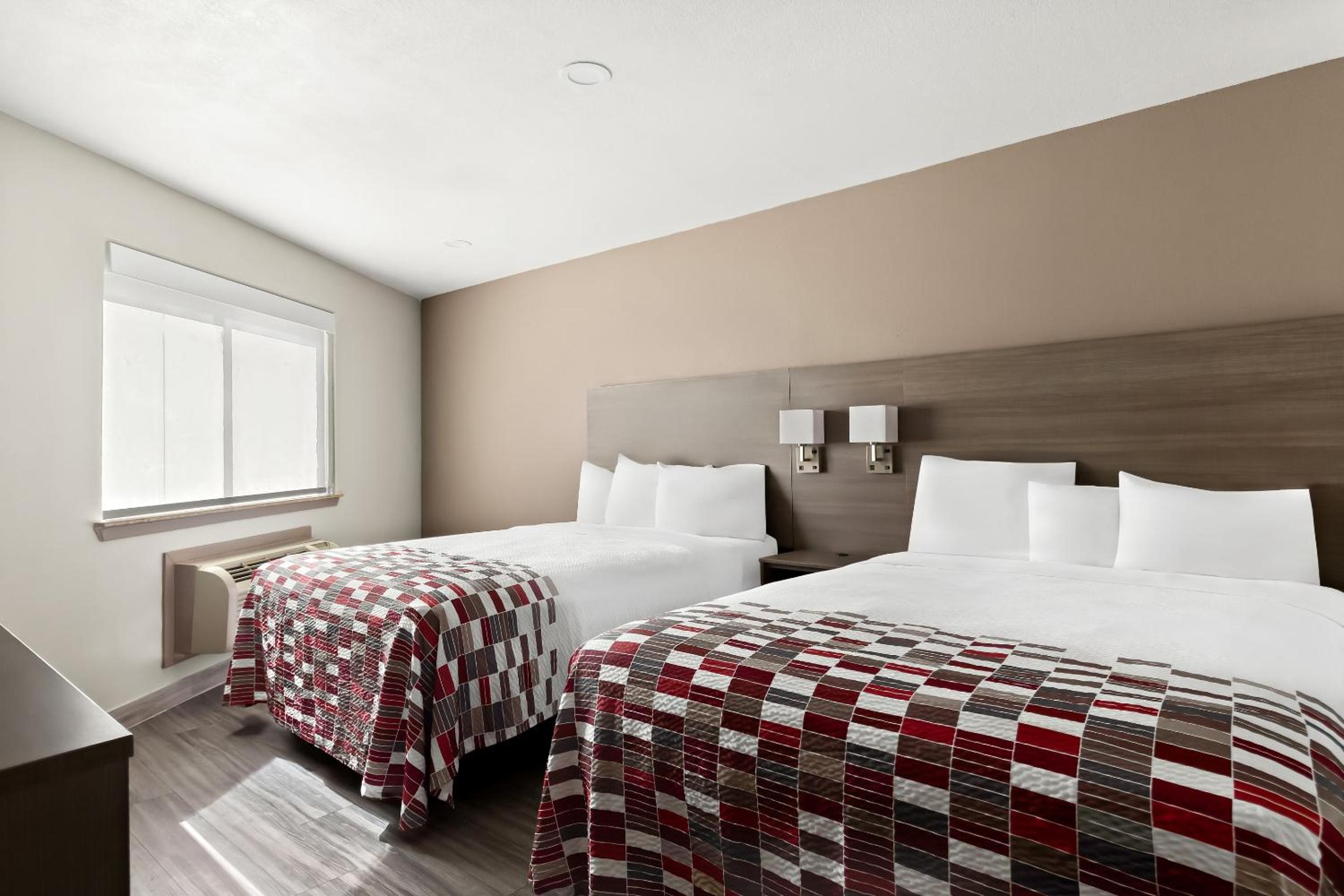 Superior Room with King Bed and Two Queen Beds Non-Smoking - Photo 2
