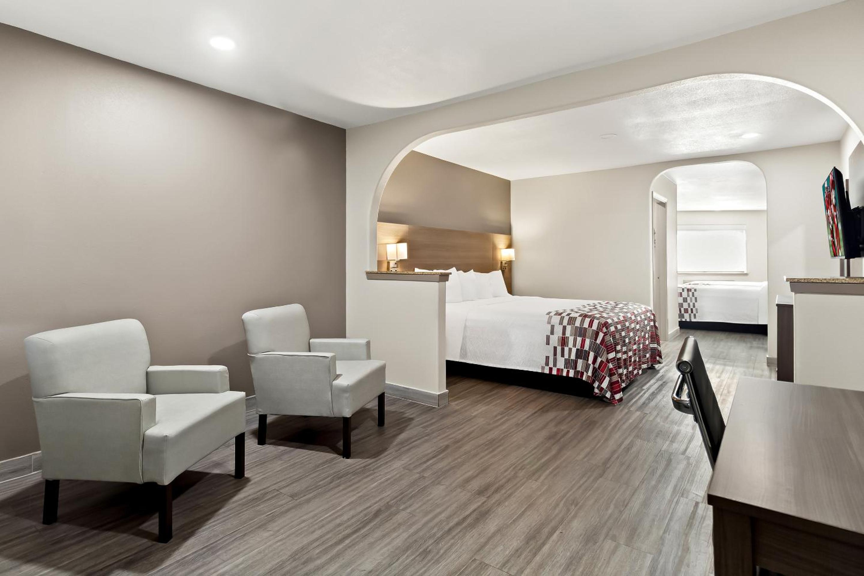 Superior Room with King Bed and Two Queen Beds Non-Smoking - Photo 3