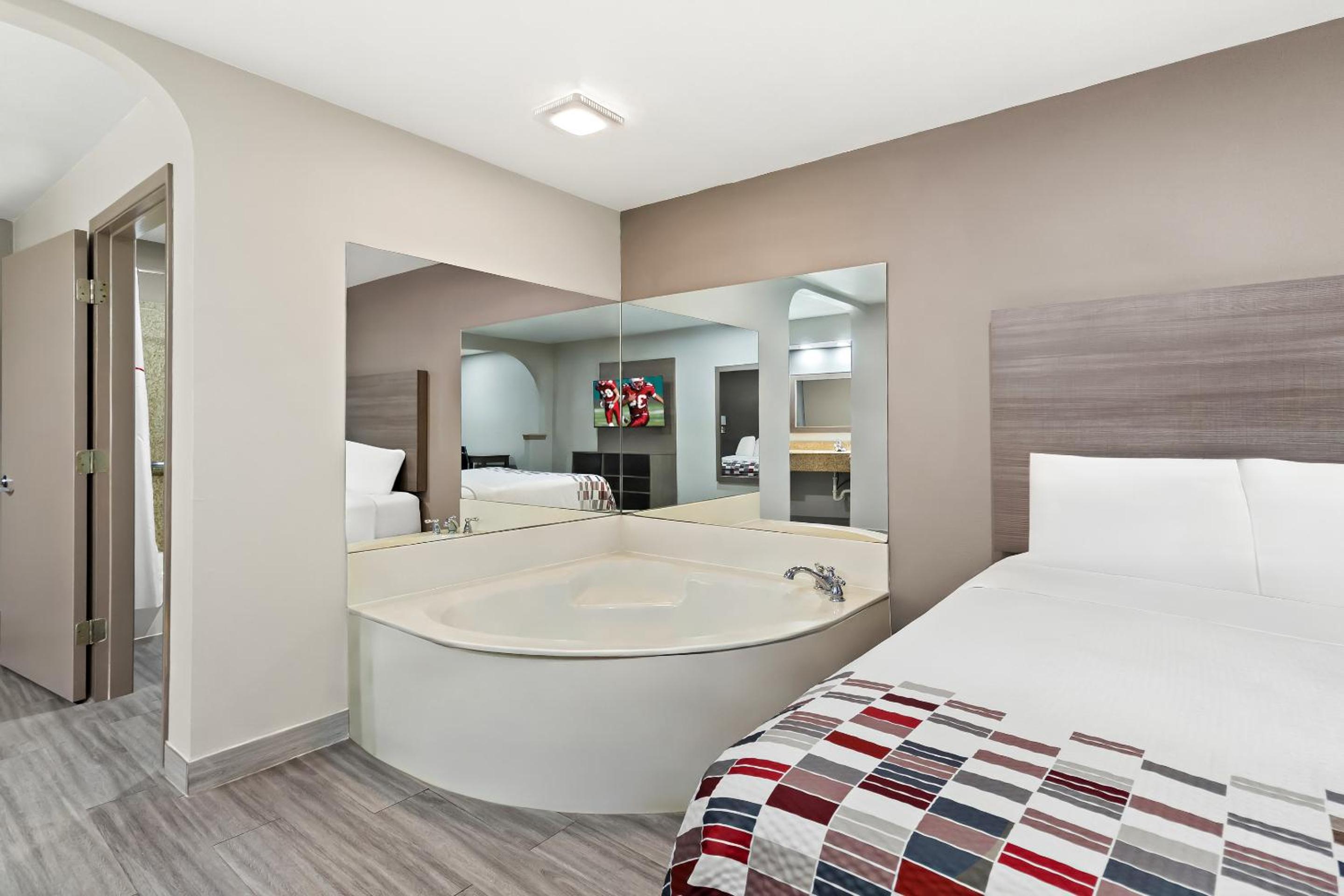 Superior King Room with Jetted Tub Non-Smoking - Photo 2