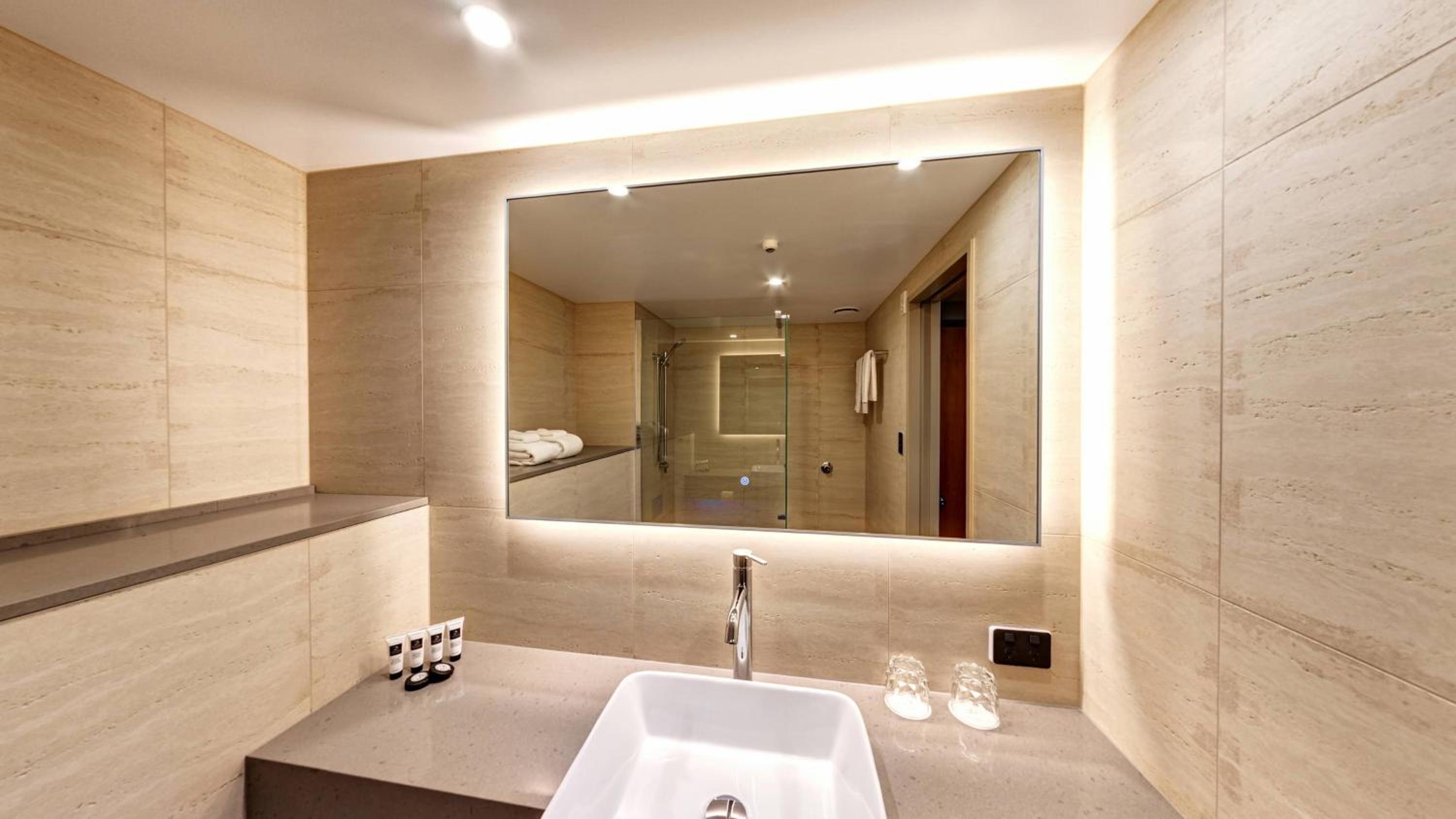 Deluxe Family Suite - Photo 7