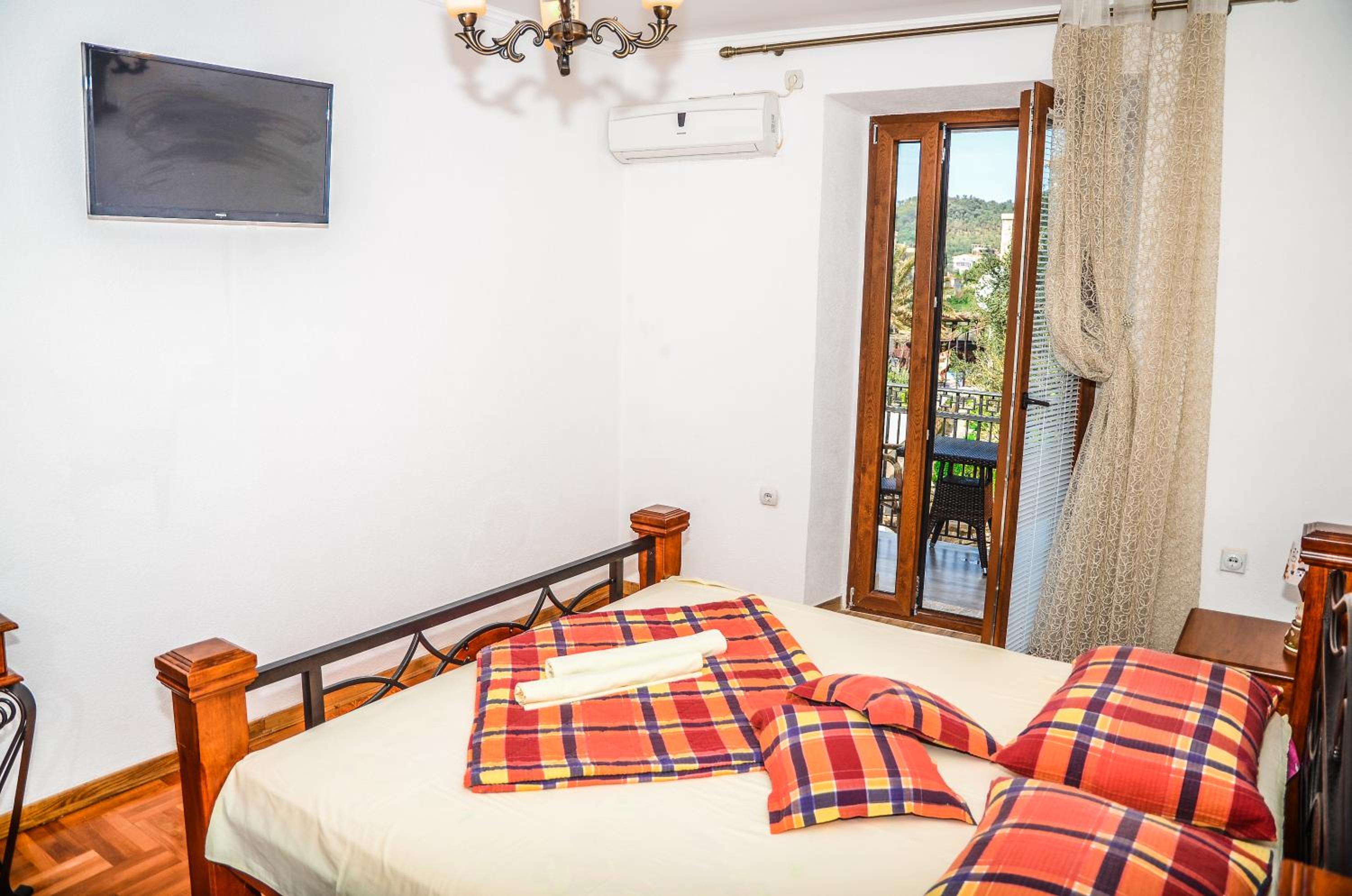 Double Room with Balcony and Sea View - Photo 3