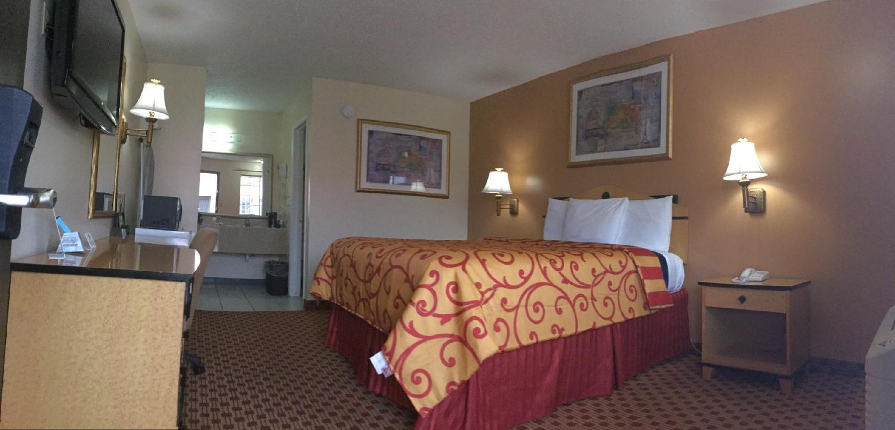 King Room - Non-Smoking - Photo 8