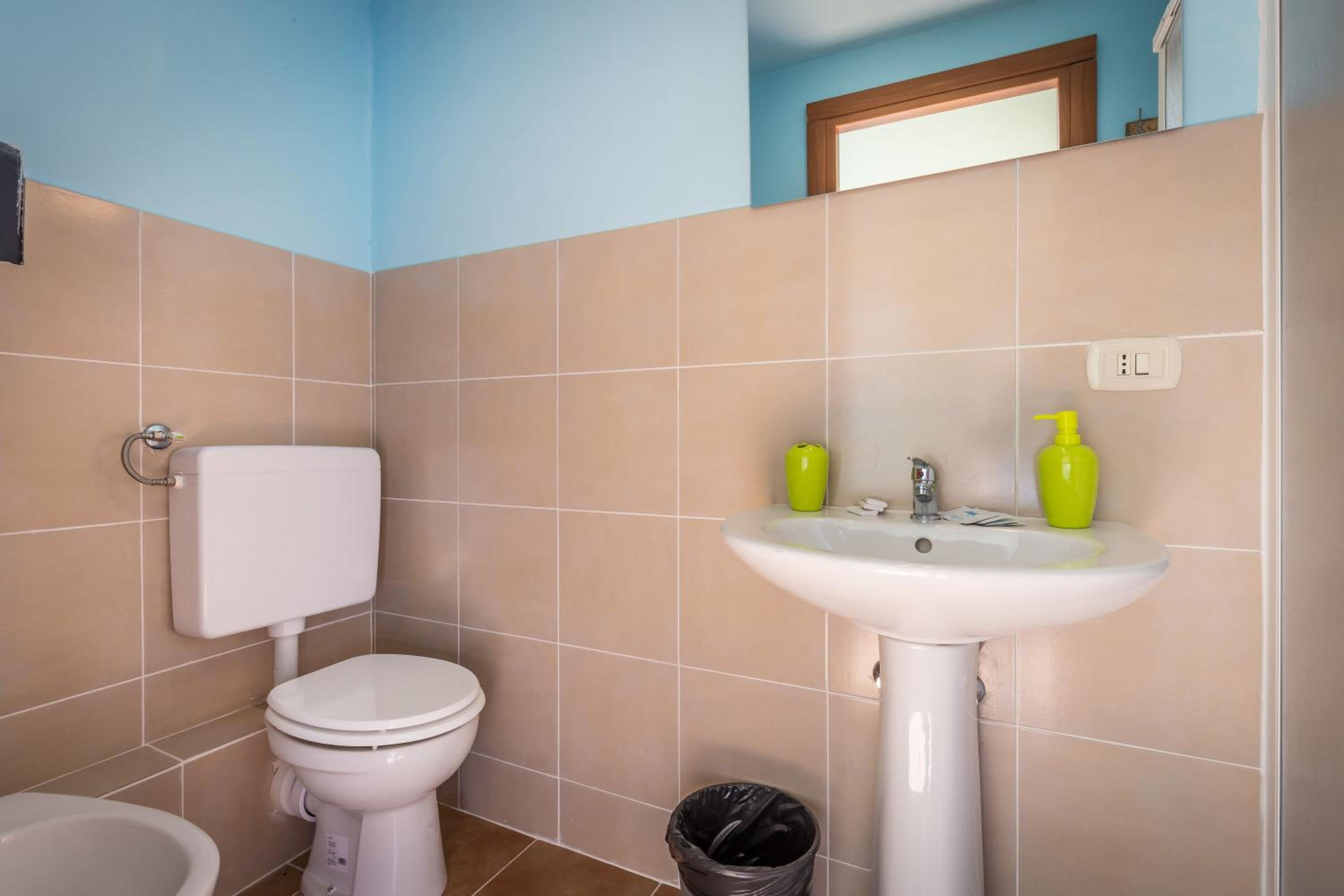 Quadruple Room with Private Bathroom photo 3