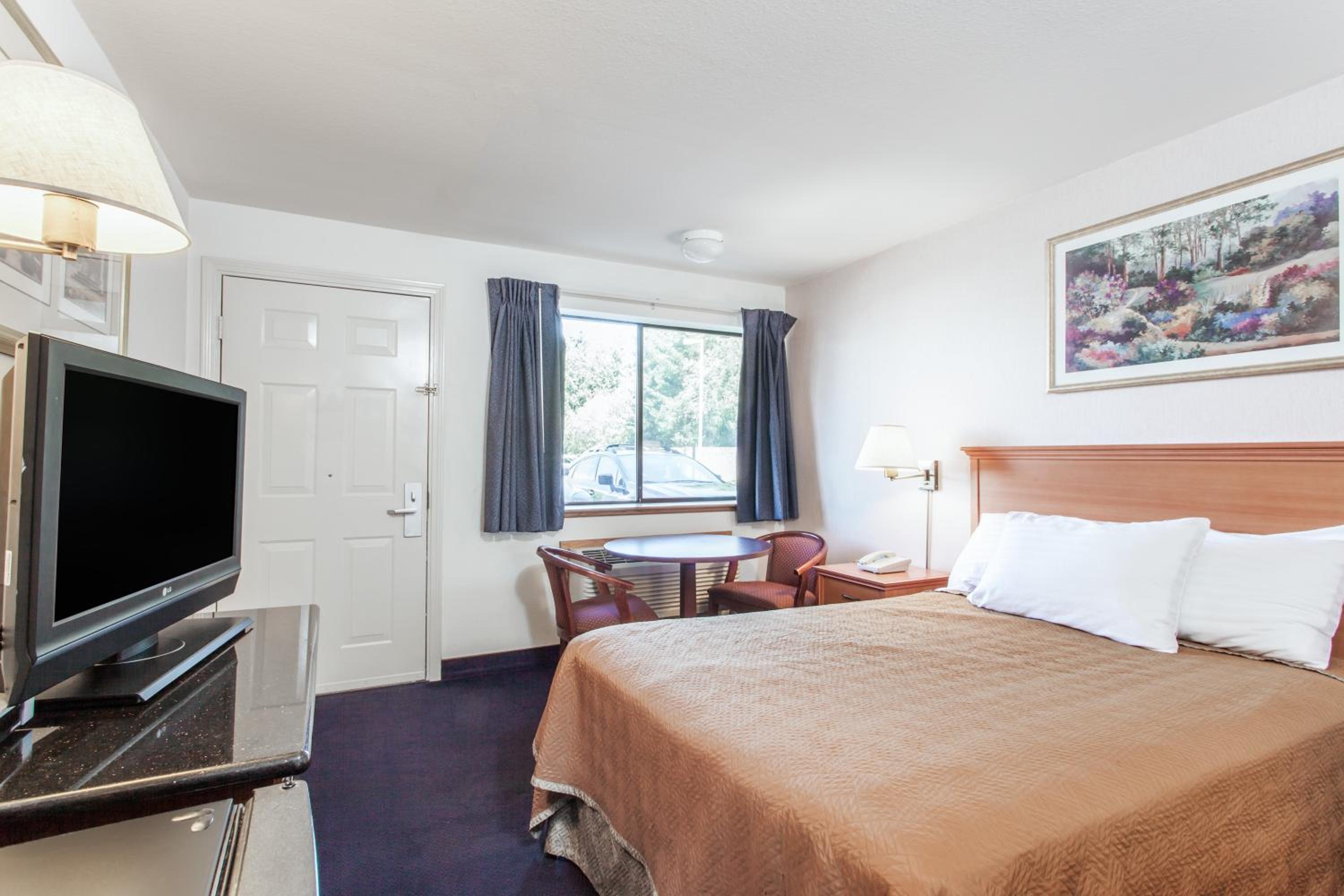 Queen Room - Non-Smoking - Photo 3