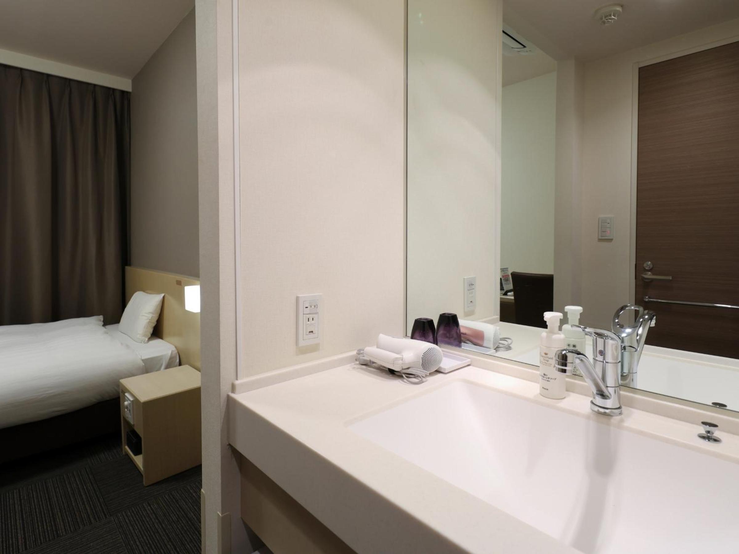 Twin Room - Non-Smoking - No Daily Cleaning photo 1