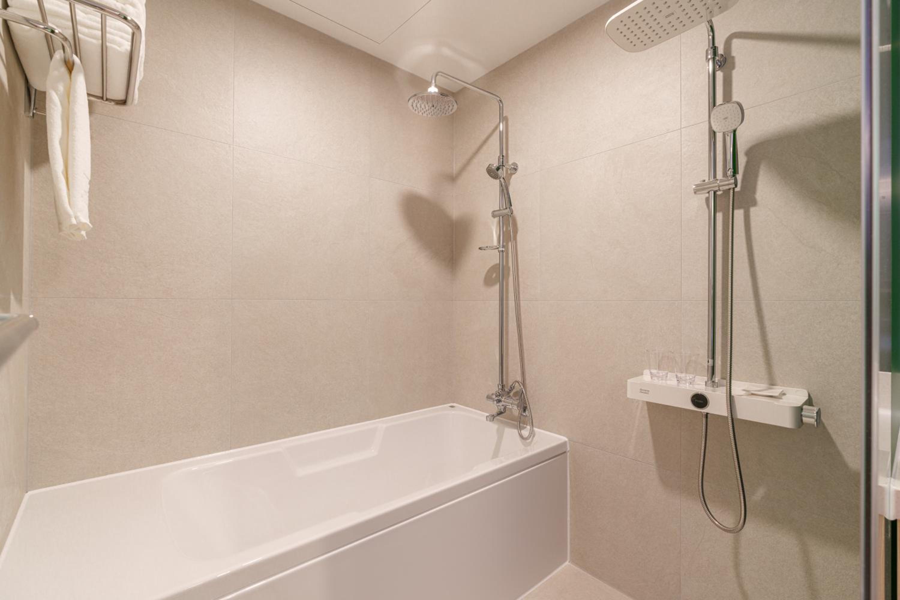 Deluxe Suite with Two Double Beds photo 2