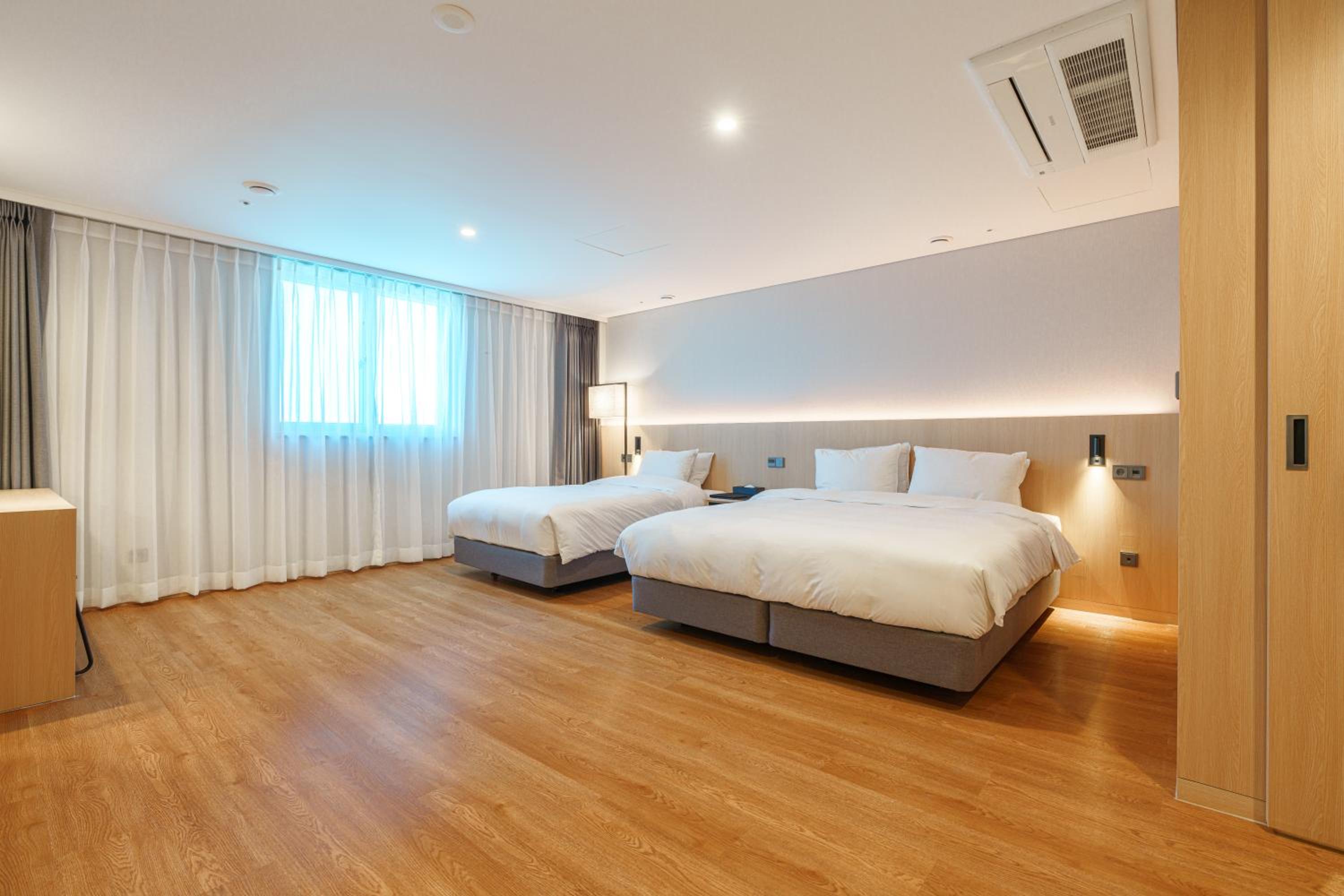 Deluxe Room with One Double Bed and One Single Bed - Non-Smoking photo 3