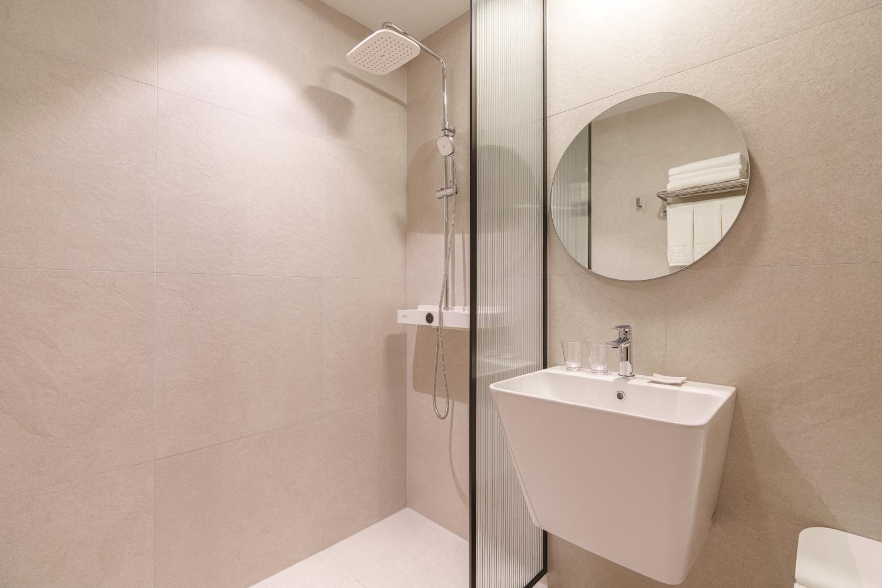 Deluxe Room with One Double Bed and One Single Bed - Non-Smoking photo 2