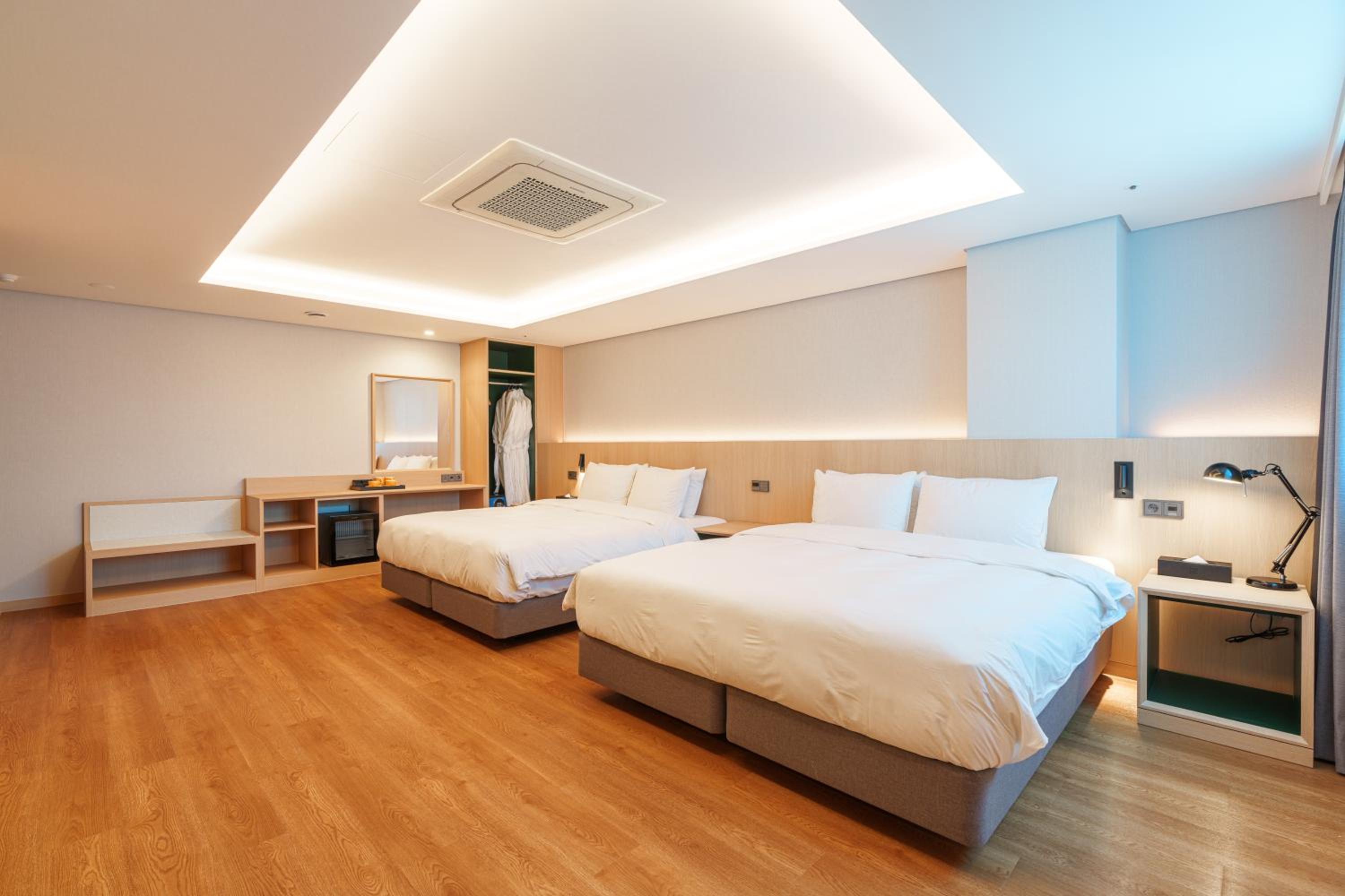 Deluxe Suite with Two Double Beds and Balcony photo 3