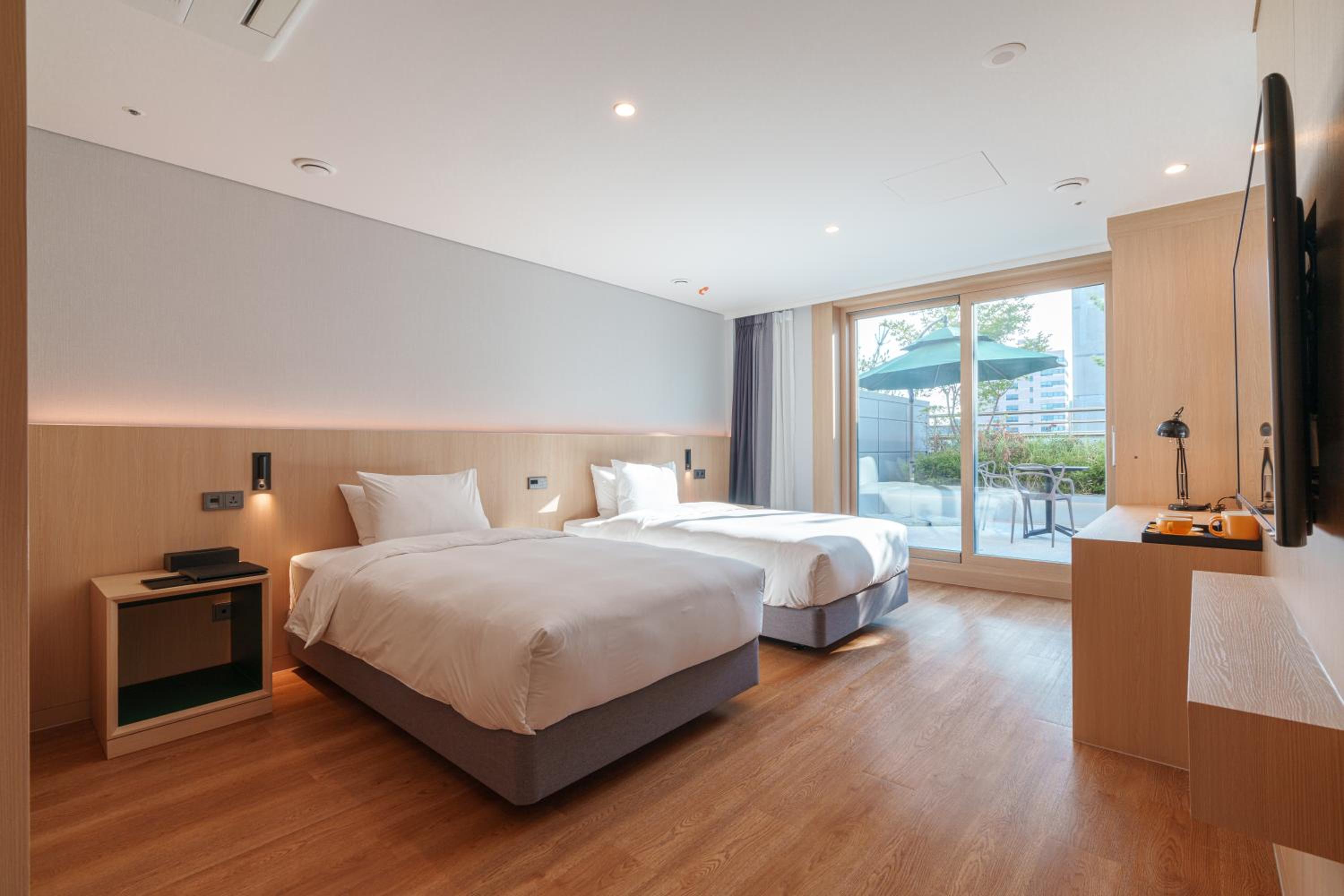 Deluxe Twin Room with Balcony photo 3