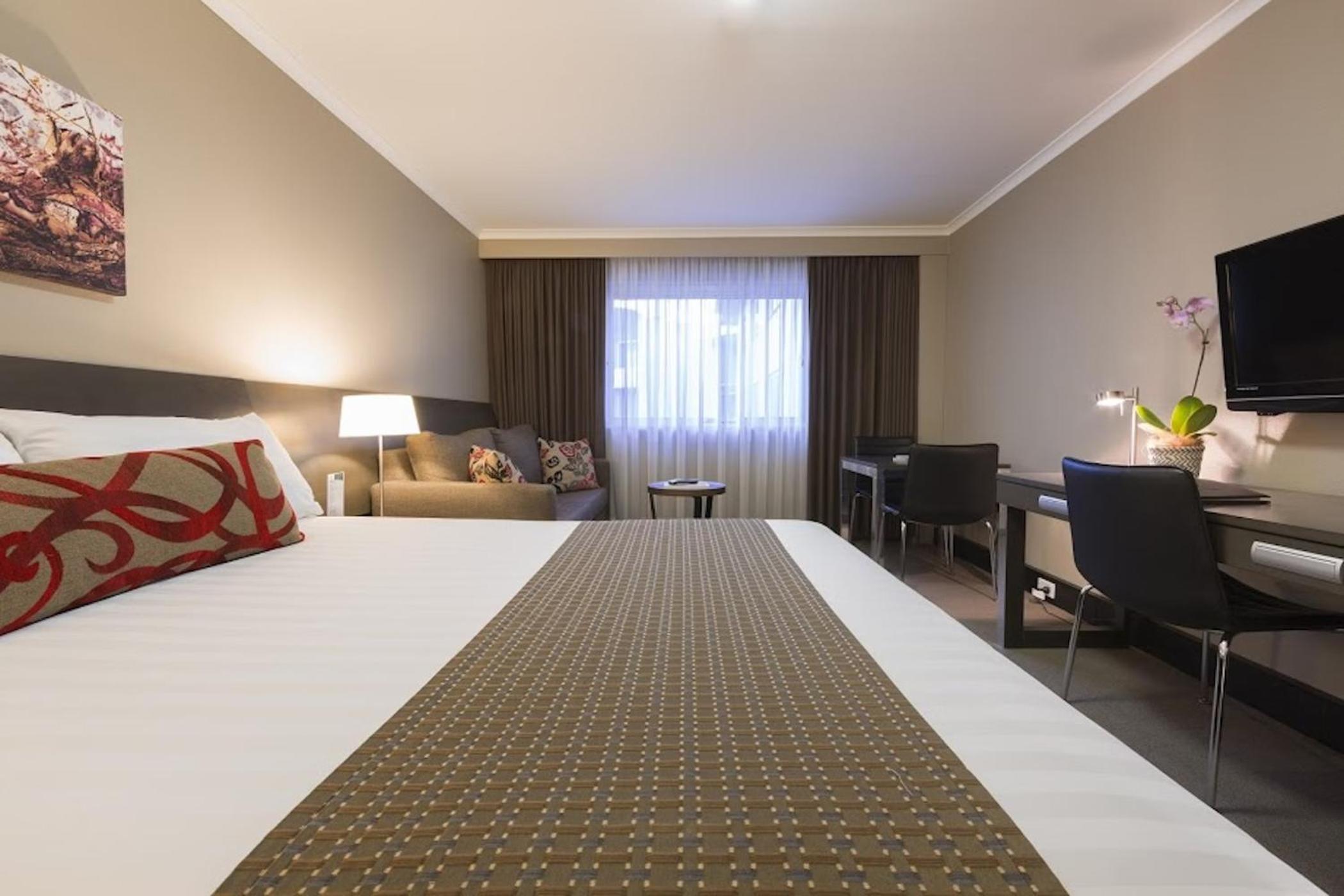 Atrium Queen Room - Photo 2