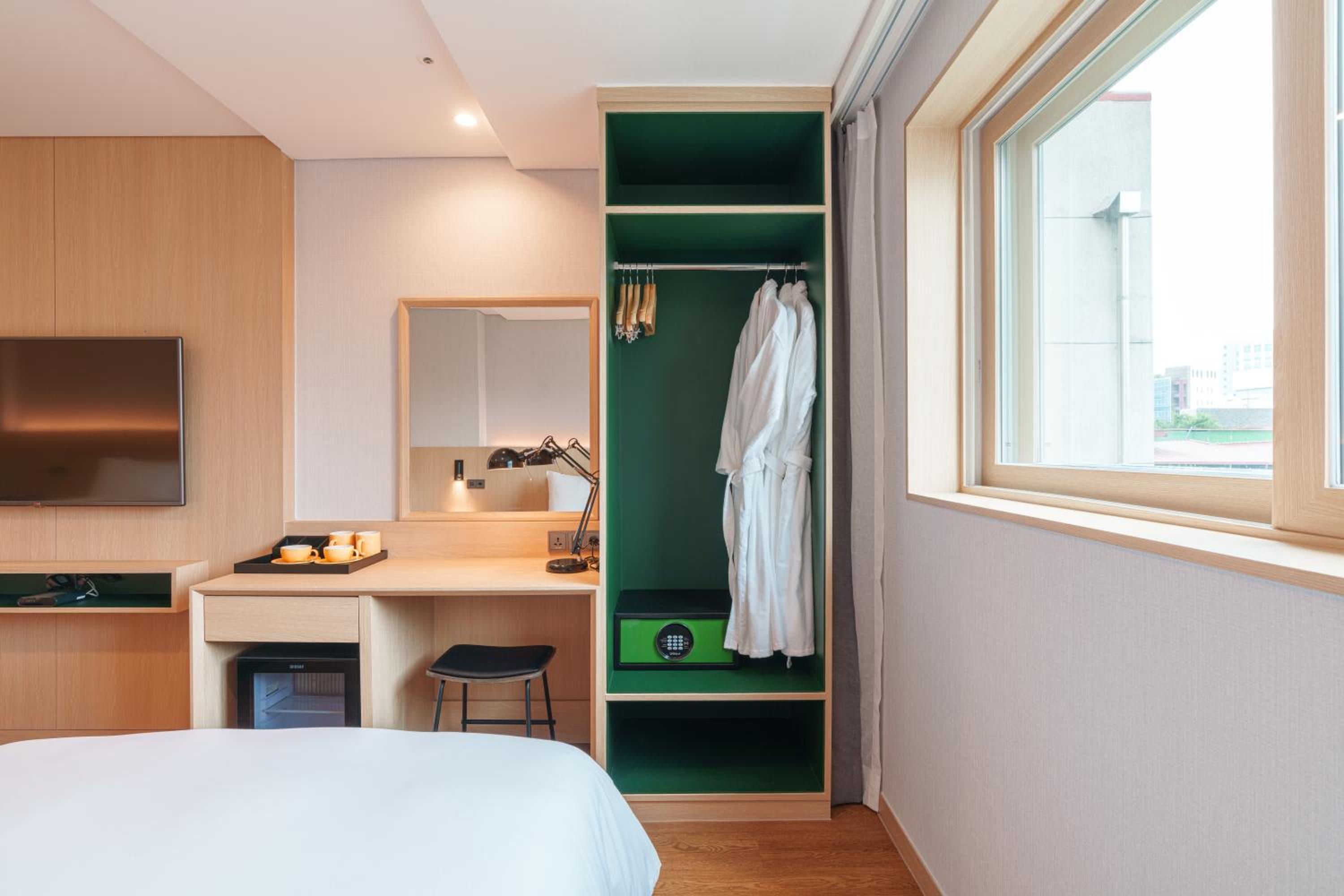 Deluxe Room with Three Single Beds - Non-Smoking photo 2