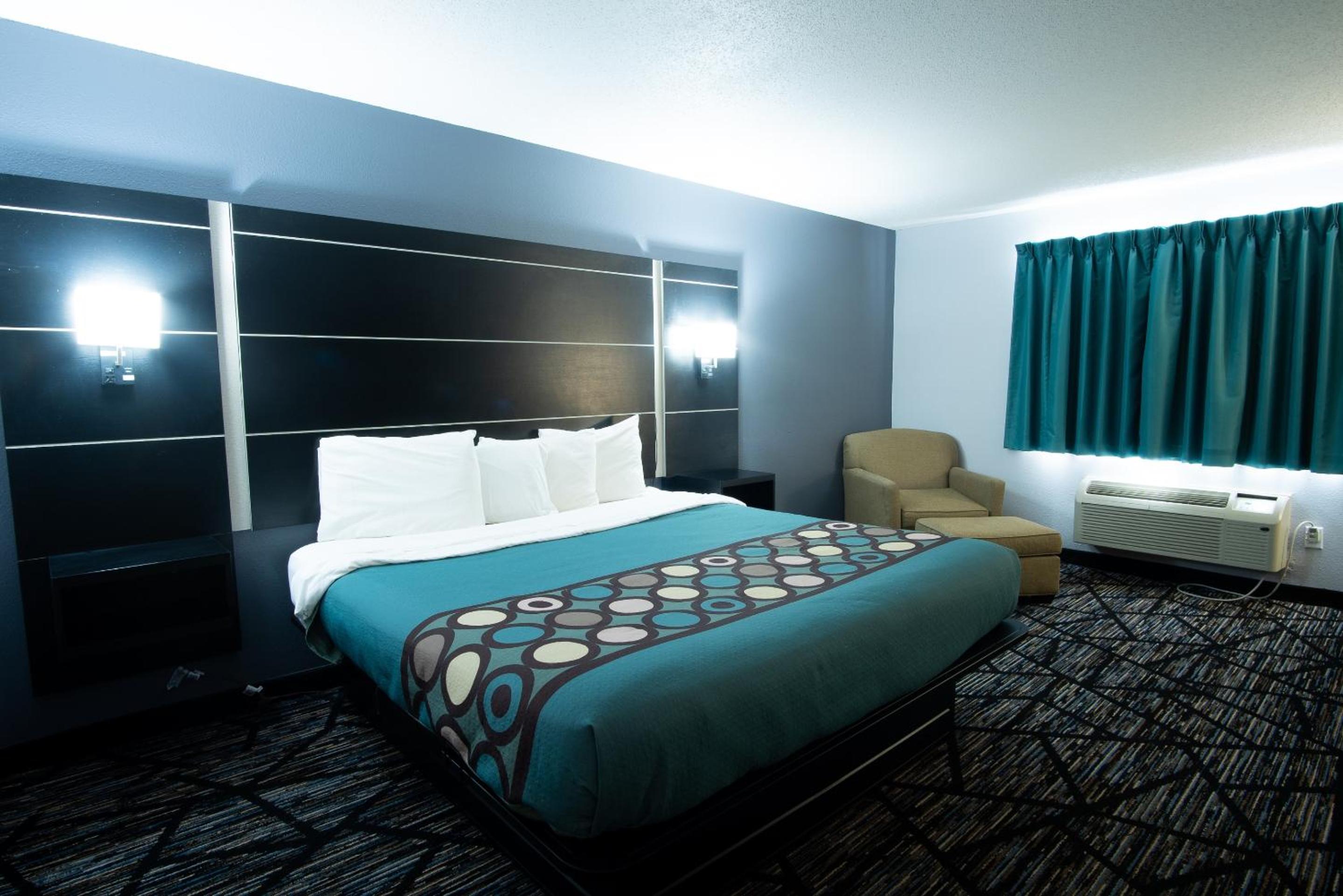 Deluxe King Room - Photo 2