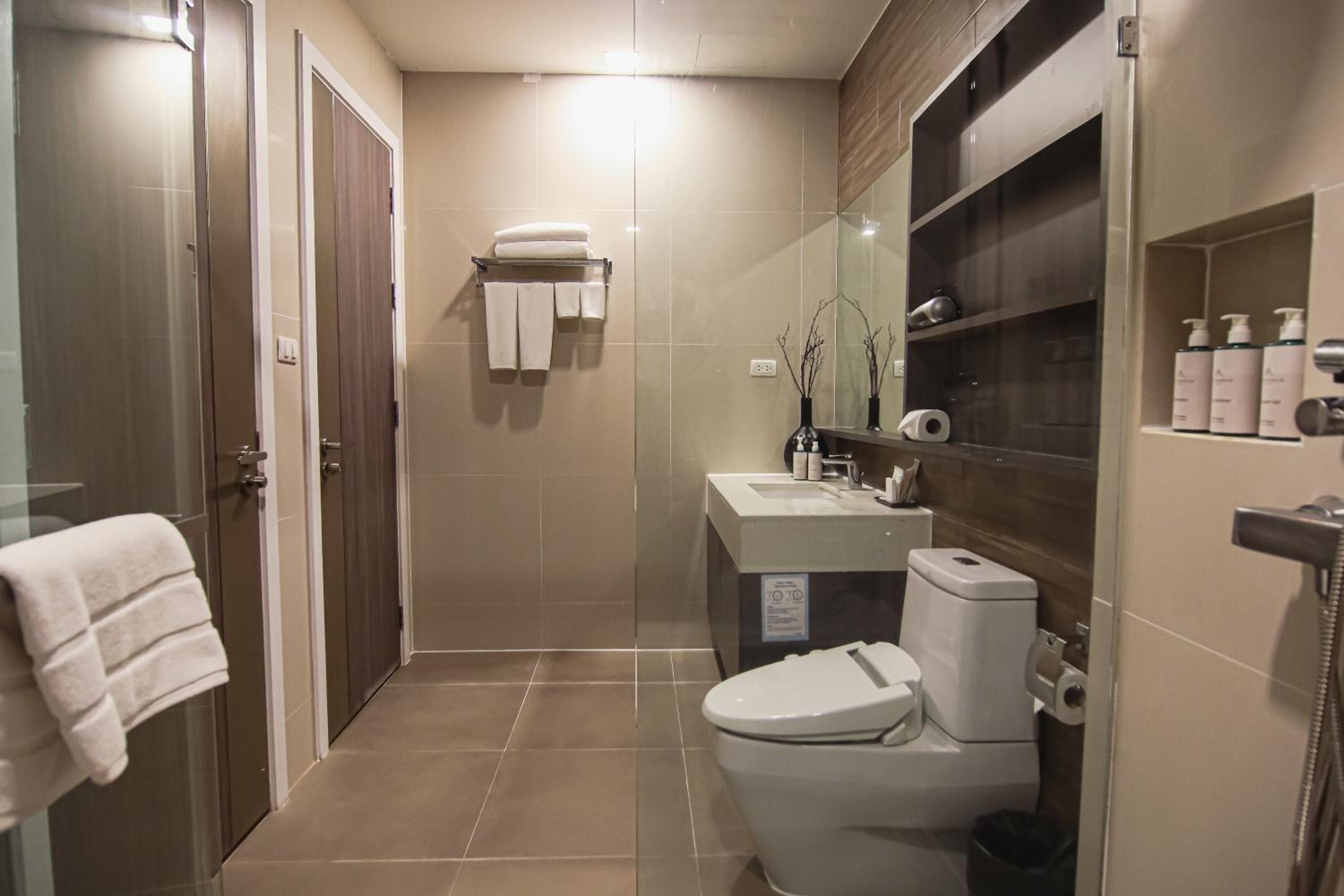 One-Bedroom Premier King Suite photo 2