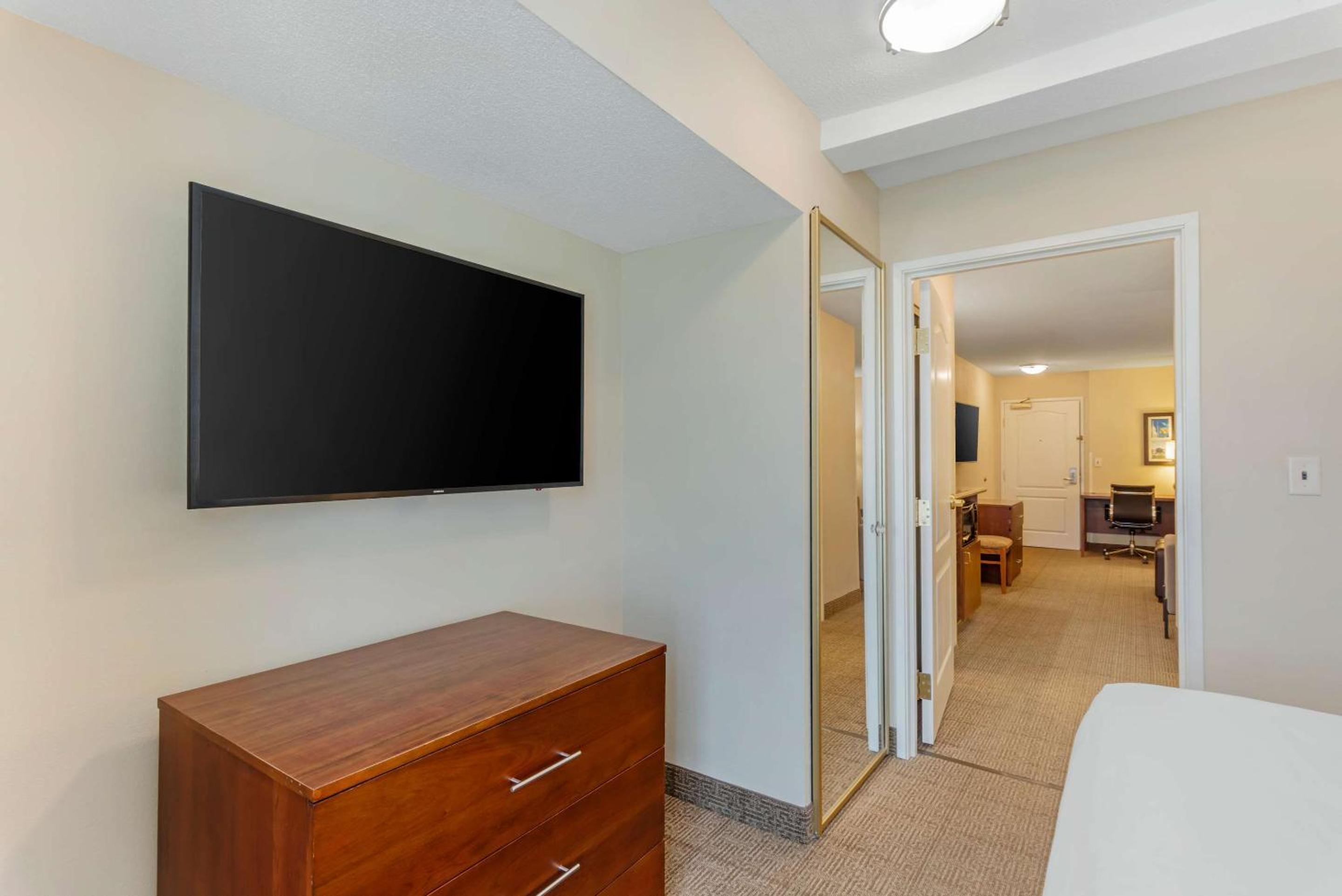 King Suite with Sofa Bed - Non-Smoking - Photo 3