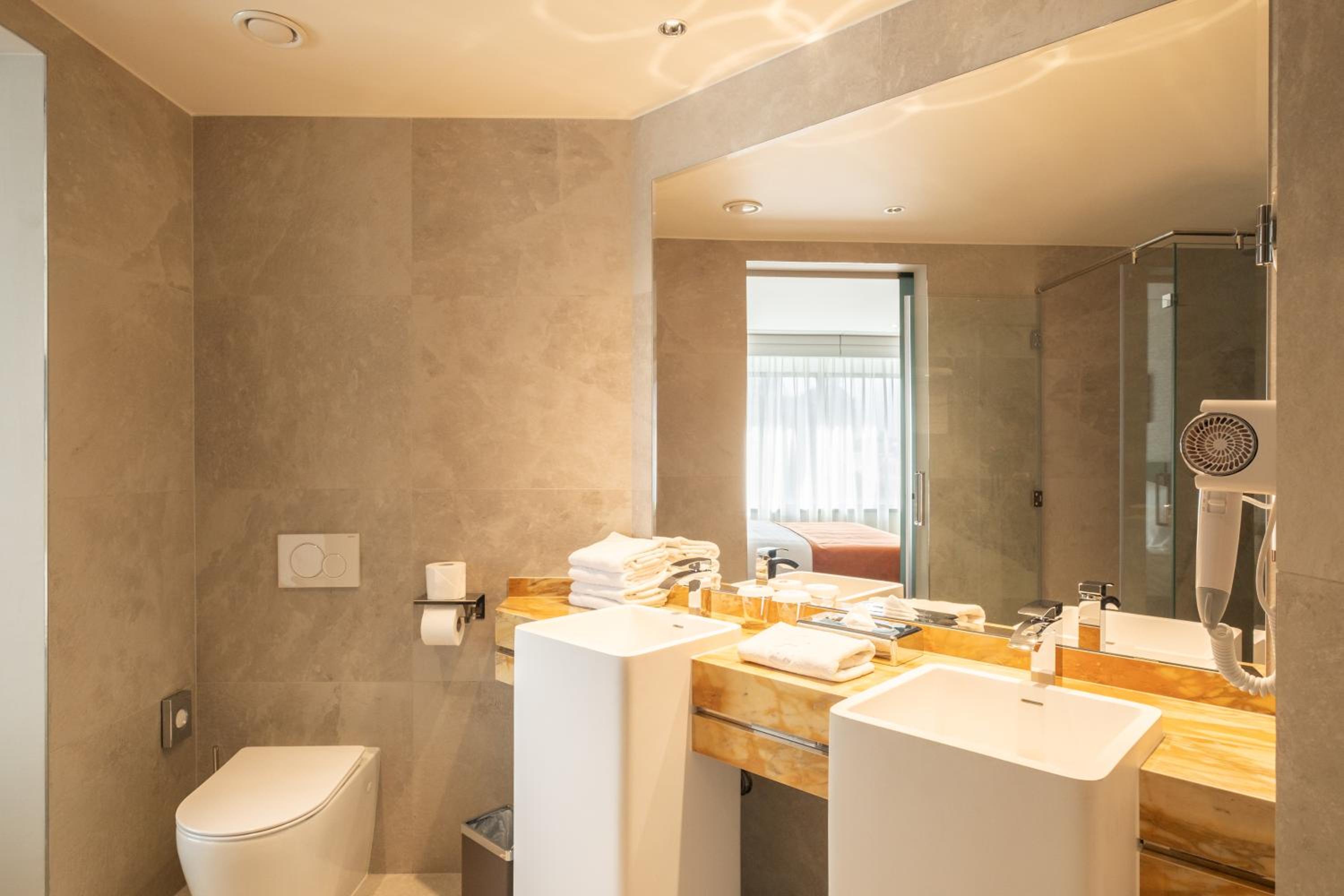 Deluxe Suite City View - Photo 1