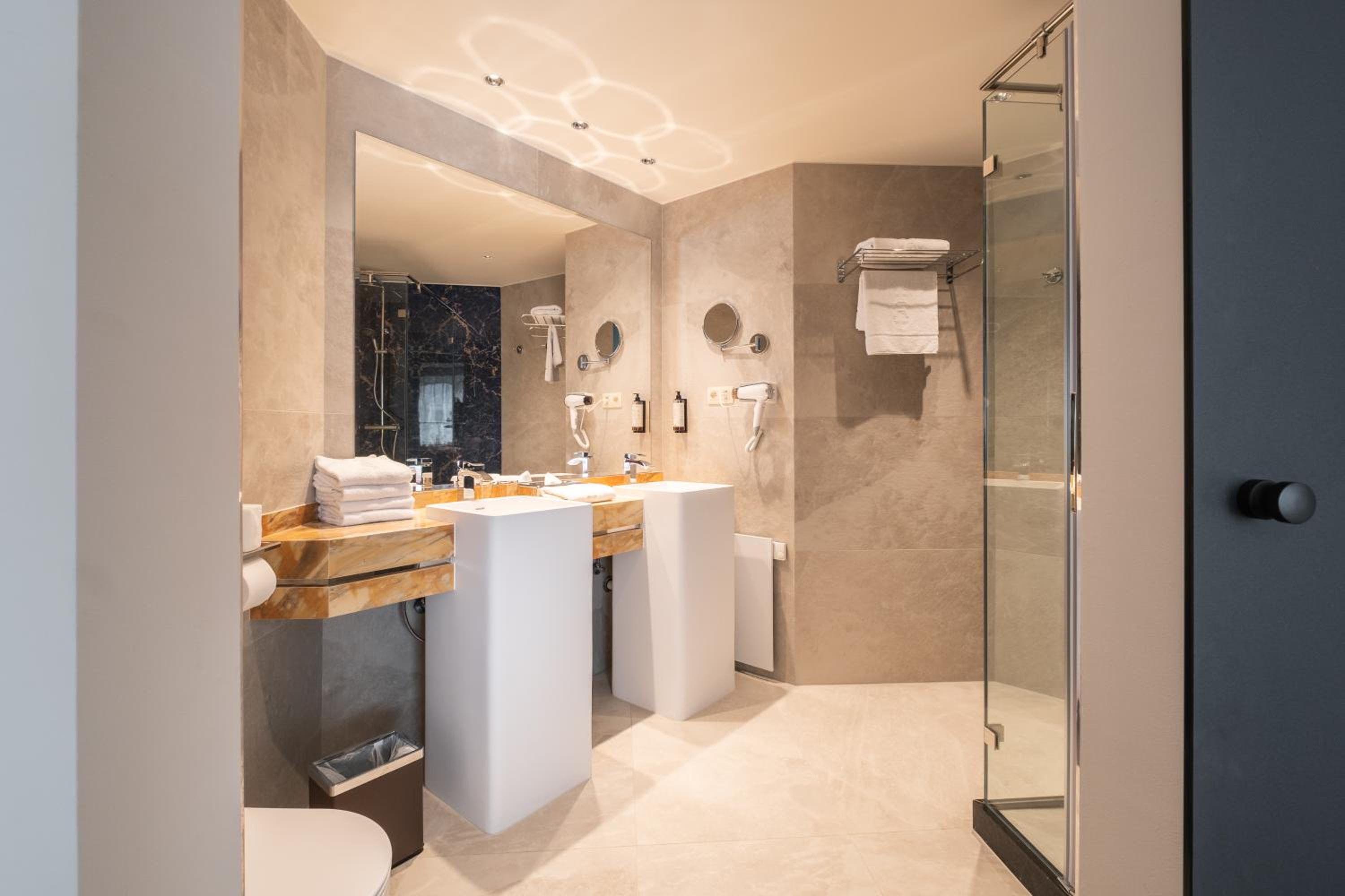 Deluxe Suite City View - Photo 4