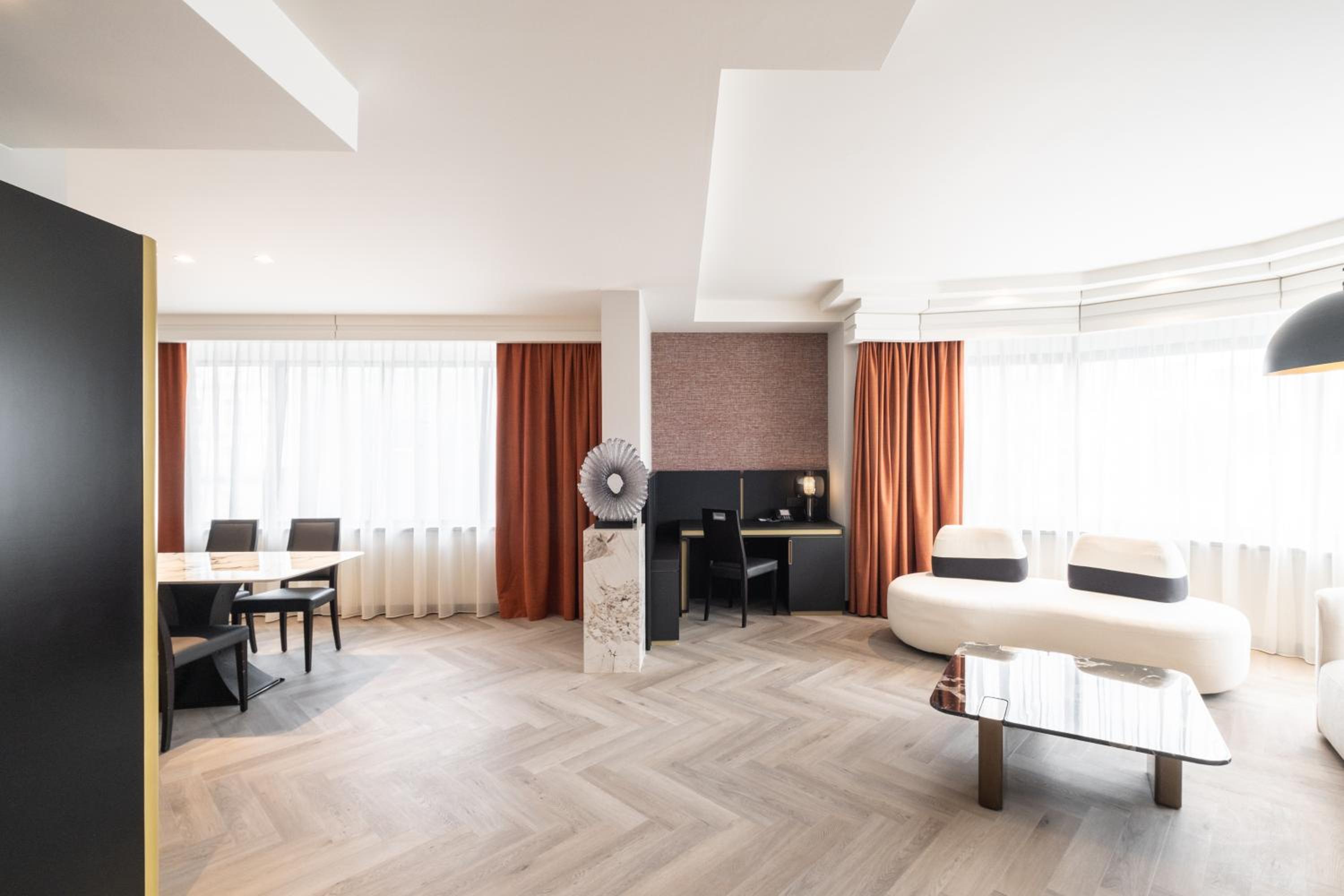 Deluxe Suite City View - Photo 8