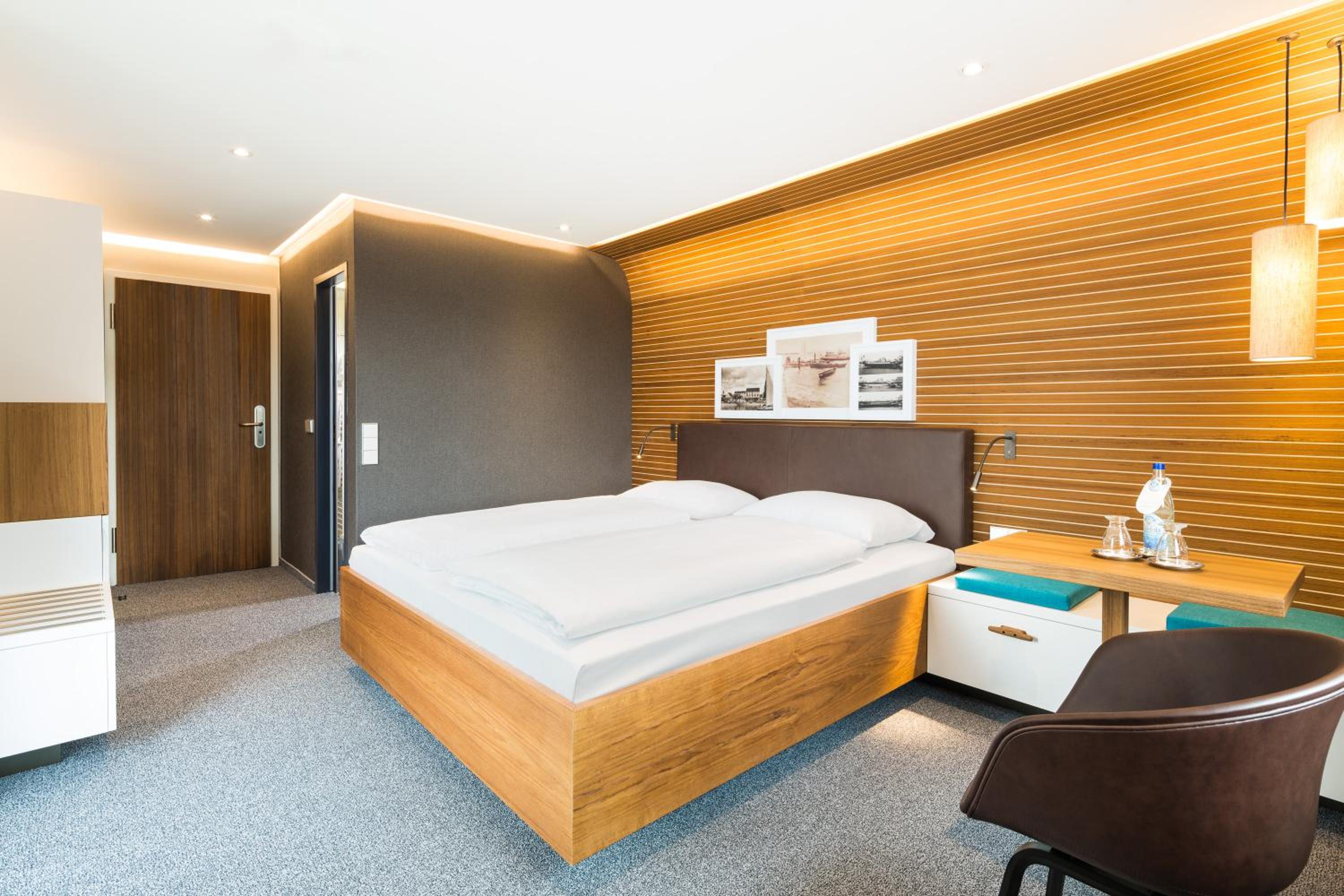 Comfort Double Room with Lateral Lake View and Balcony photo 3