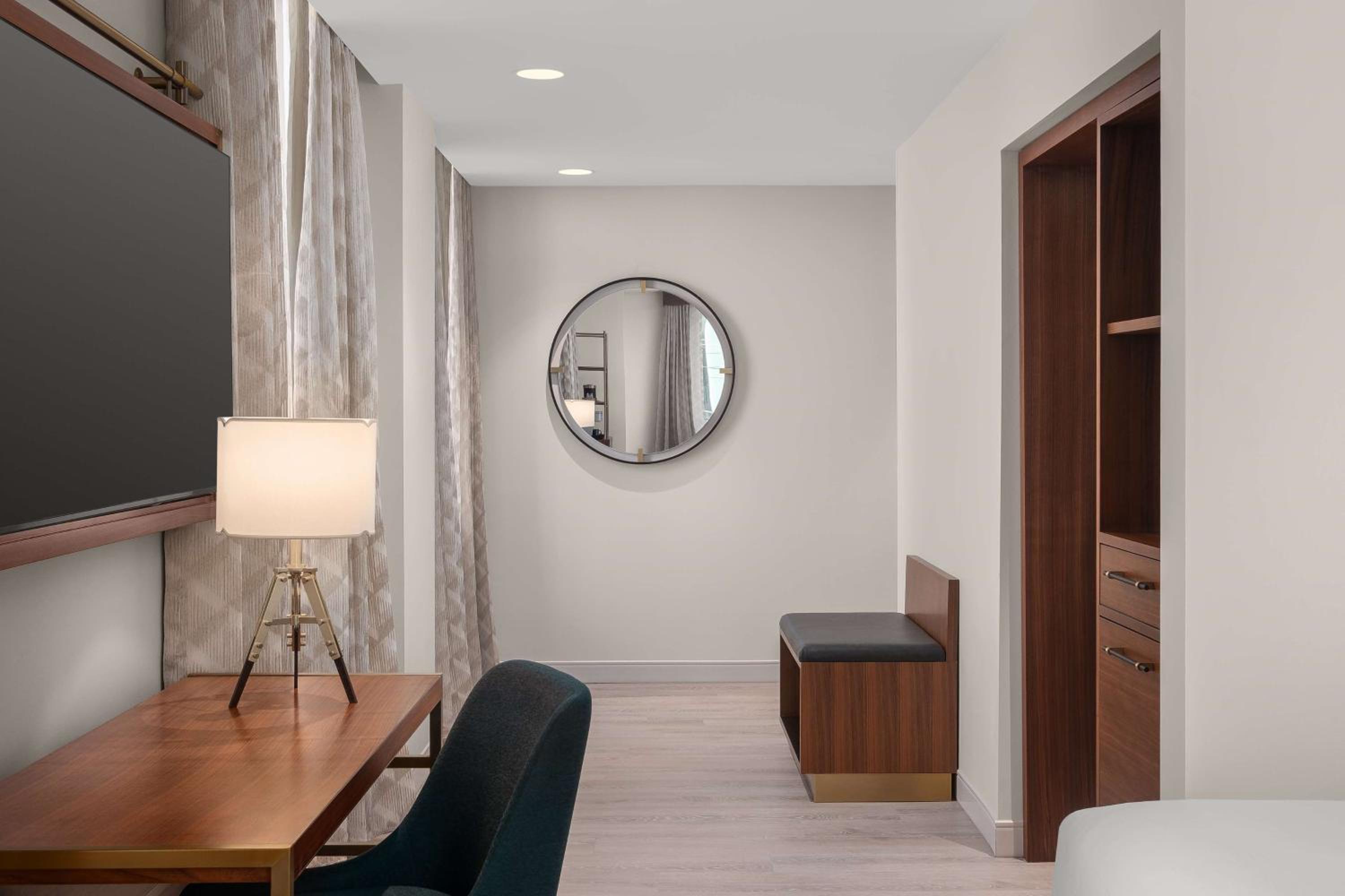 Deluxe King Room - Photo 3