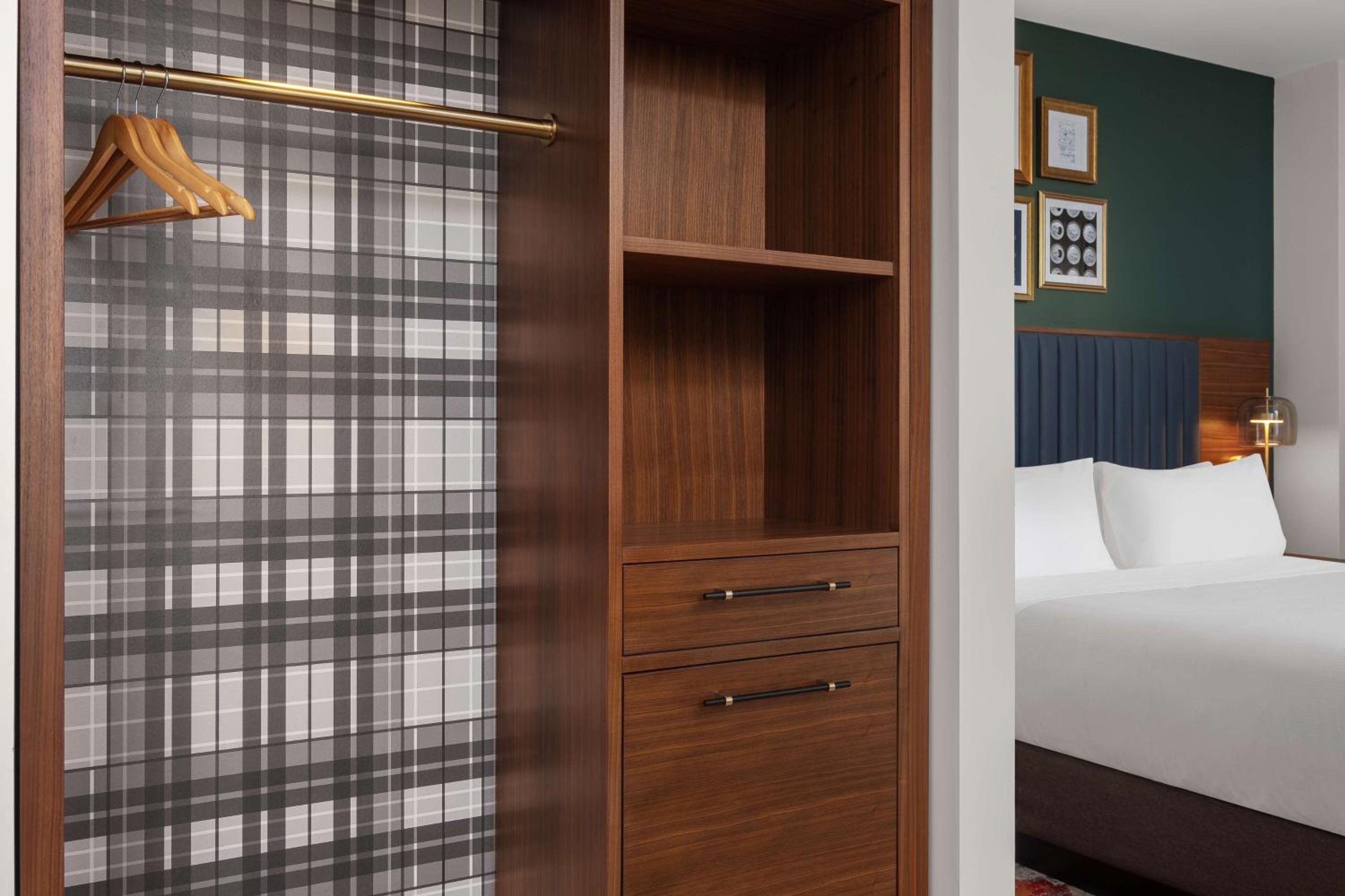 Deluxe King Room - Photo 5