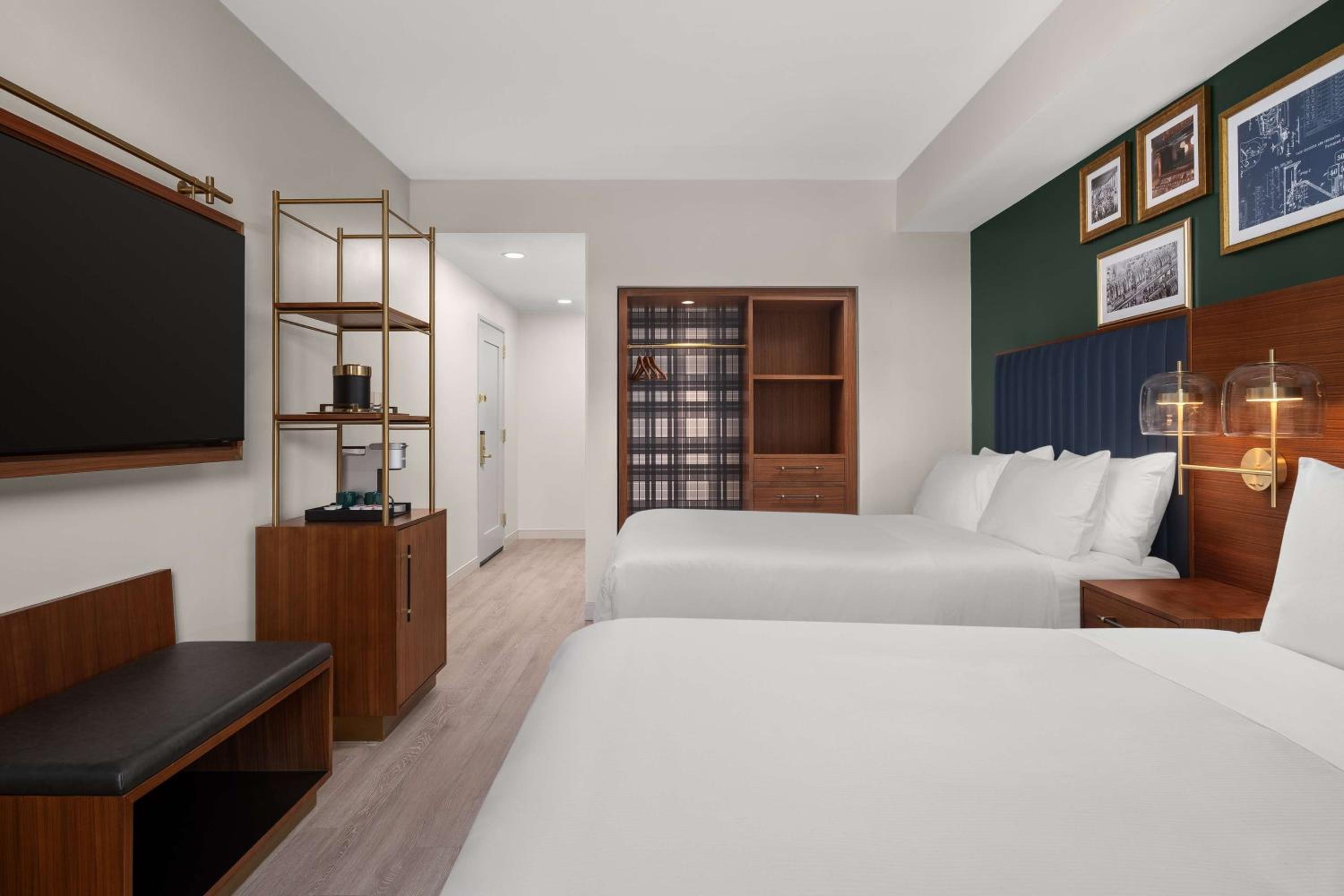 Queen Room with Two Queen Beds - Photo 4