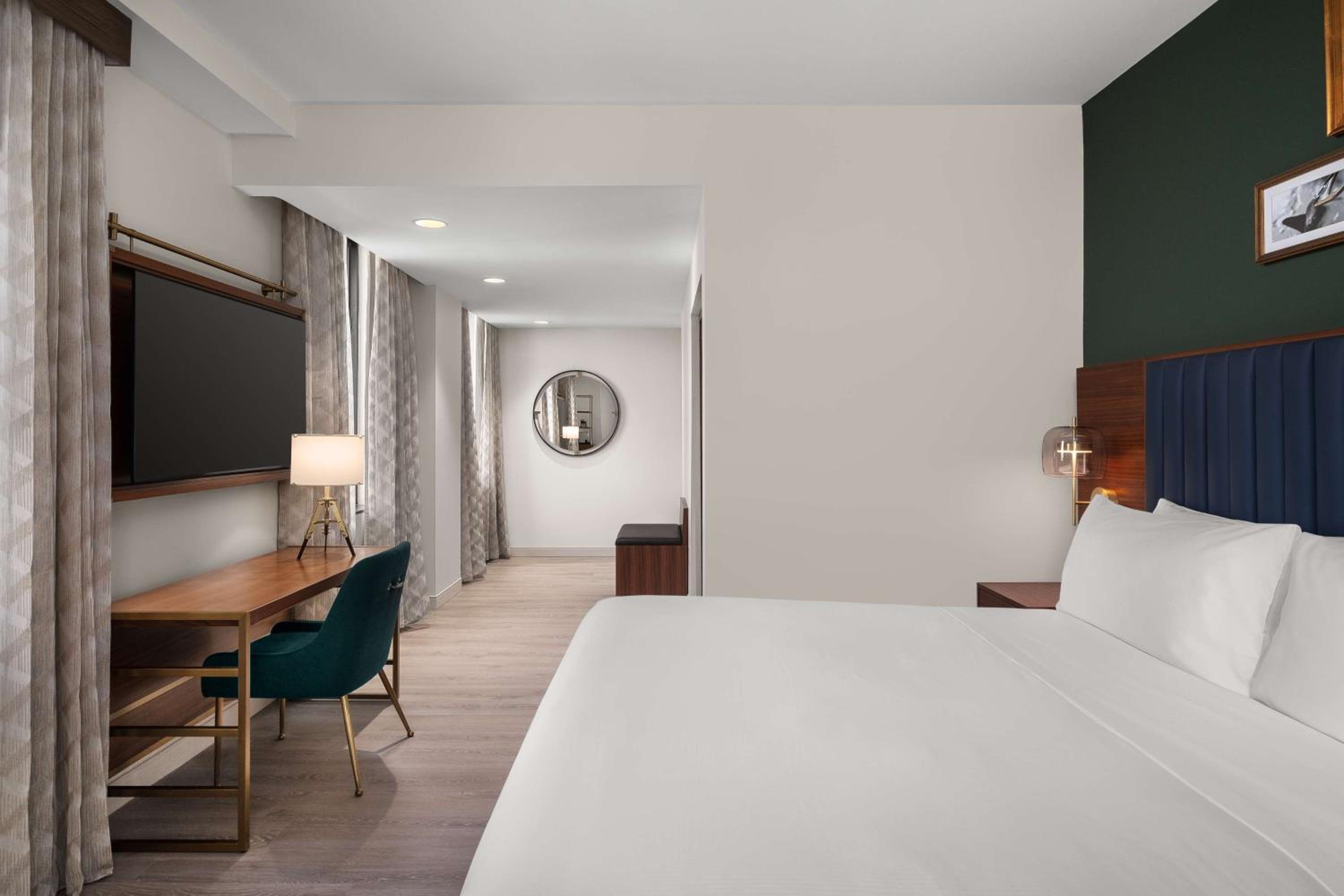 Deluxe King Room - Photo 1