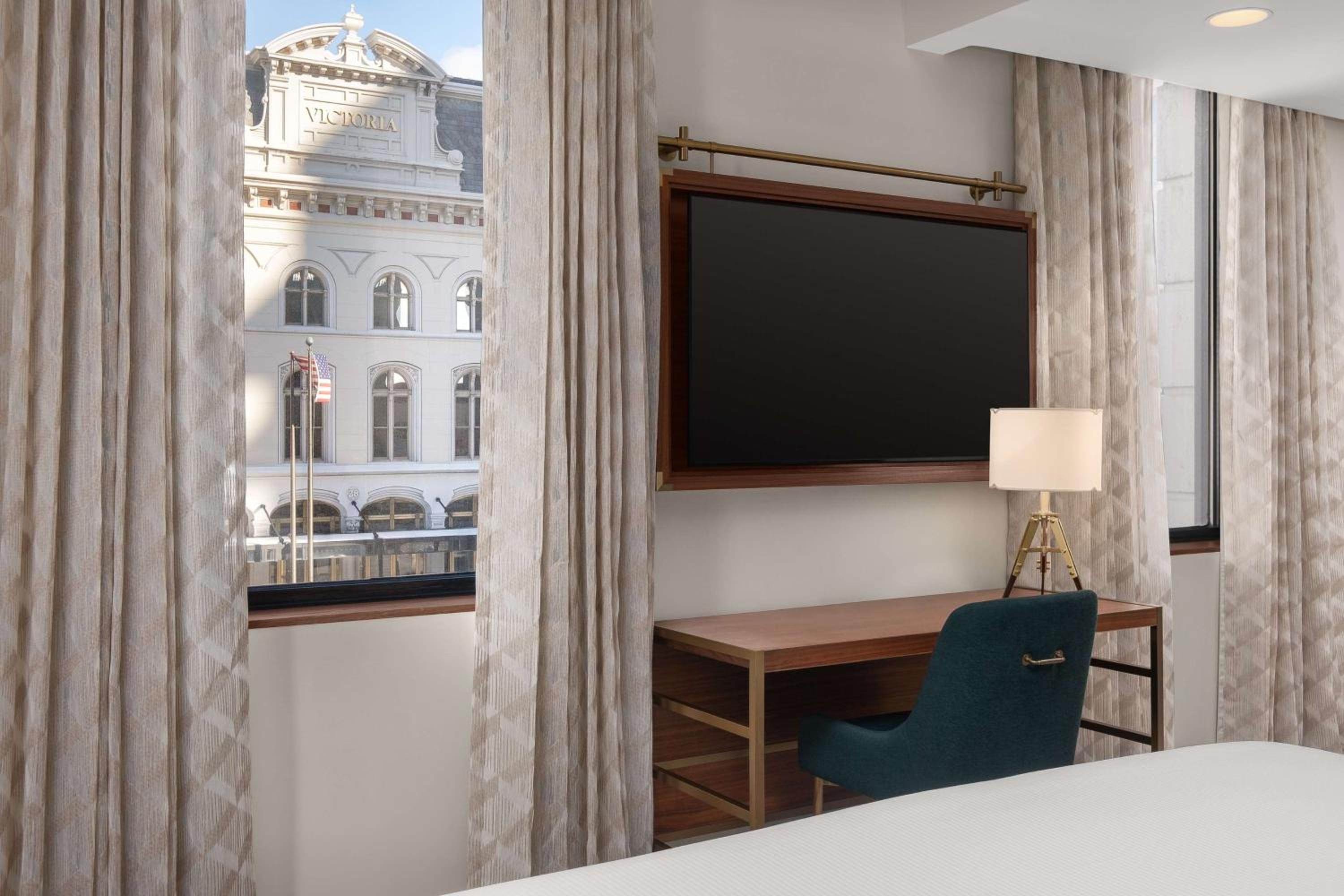 Deluxe King Room with Theater View - Photo 8
