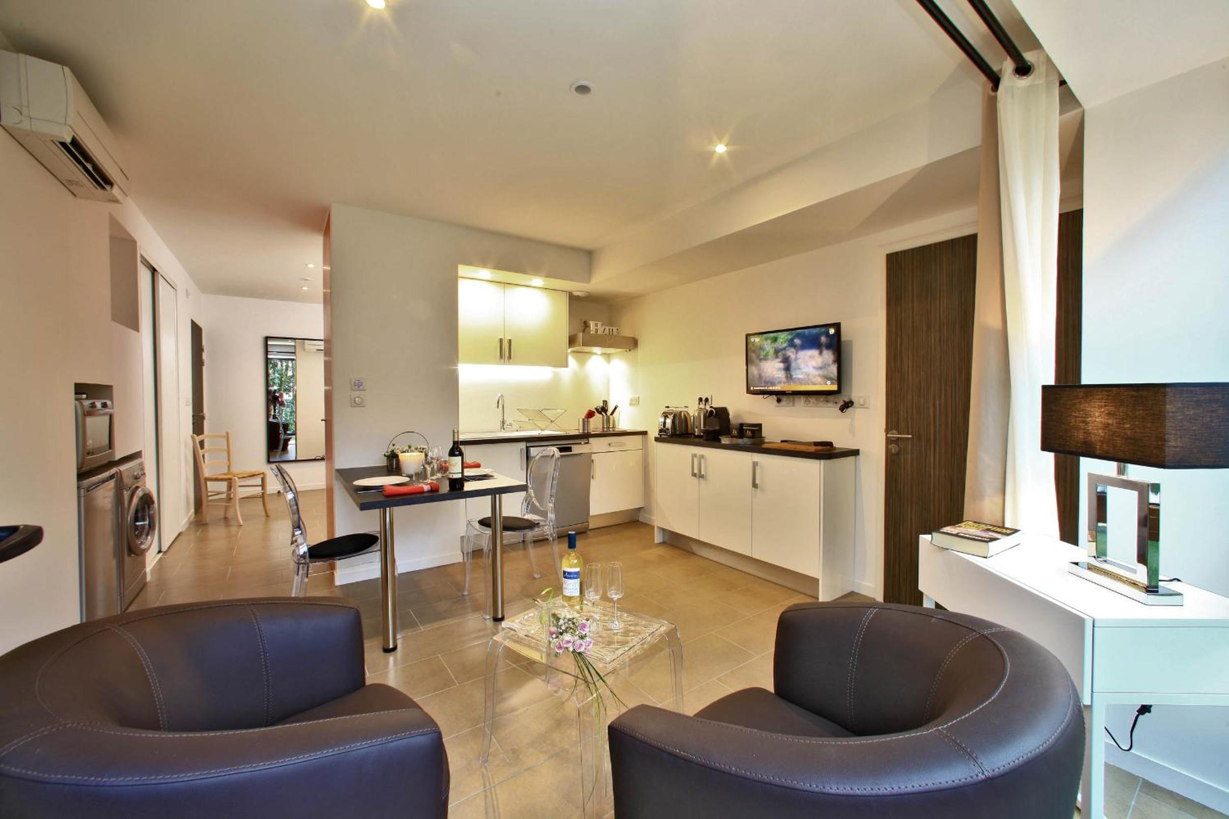 Deluxe Studio with Private Garden  photo 2