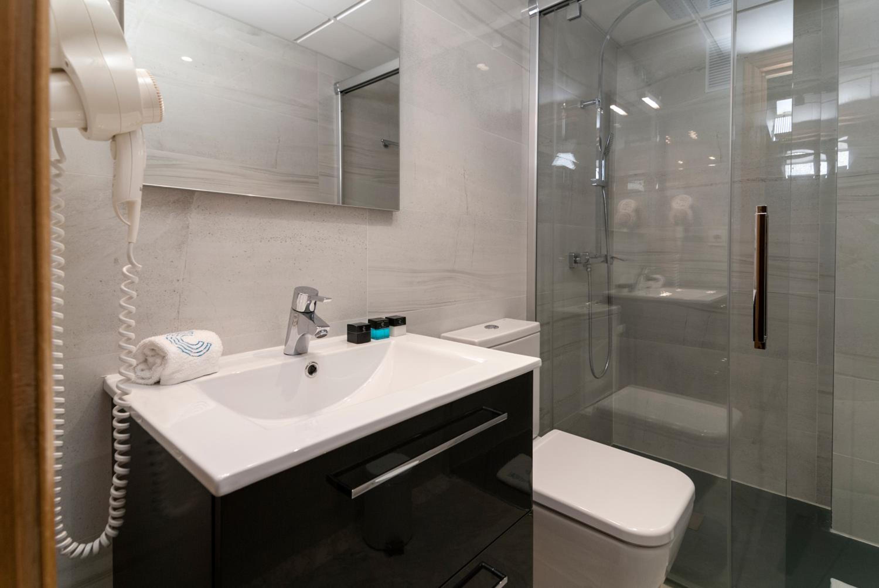 Superior One-Bedroom Apartment - Photo 4