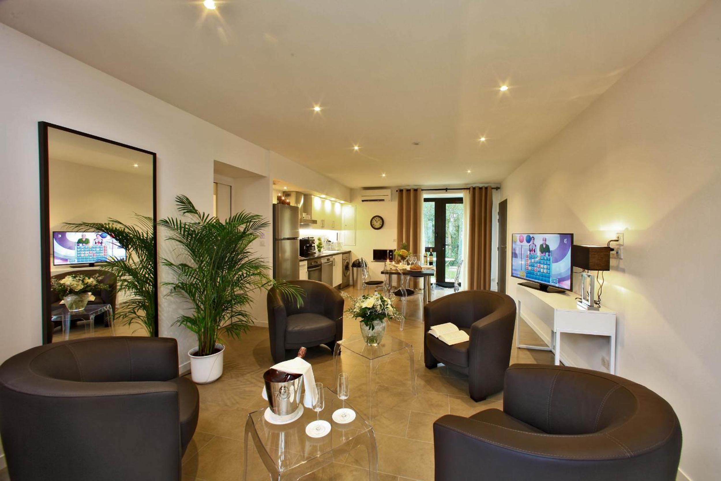 Deluxe Two-Bedroom Apartment with Private Garden  photo 2