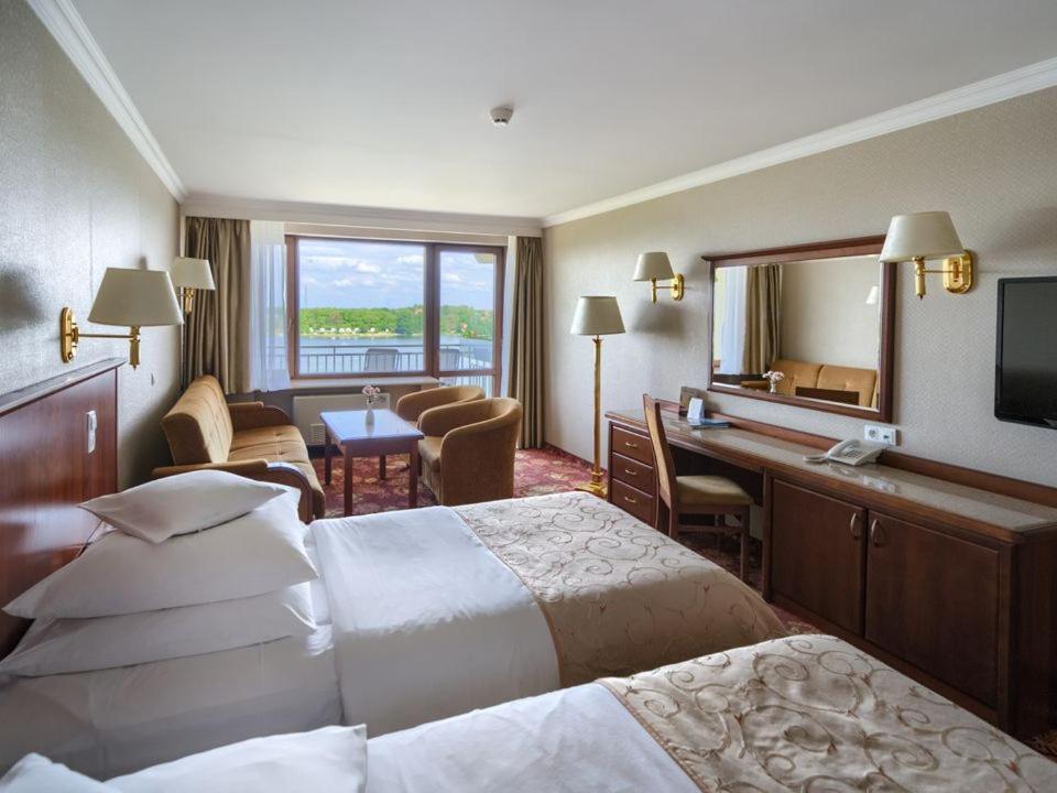 Twin Room with Lake View - Photo 4