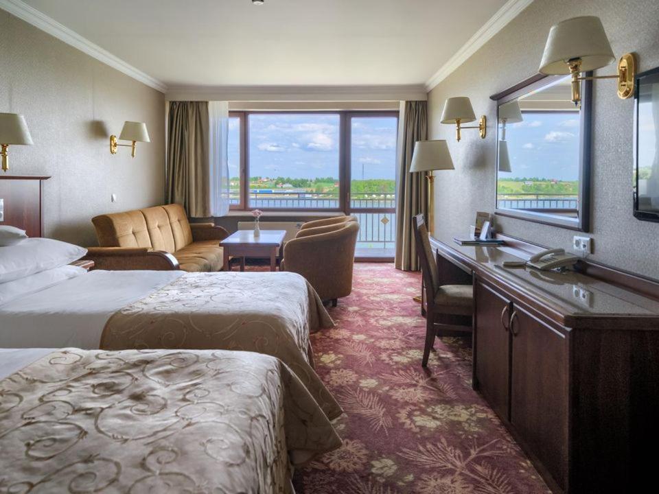 Twin Room with Lake View - Photo 1