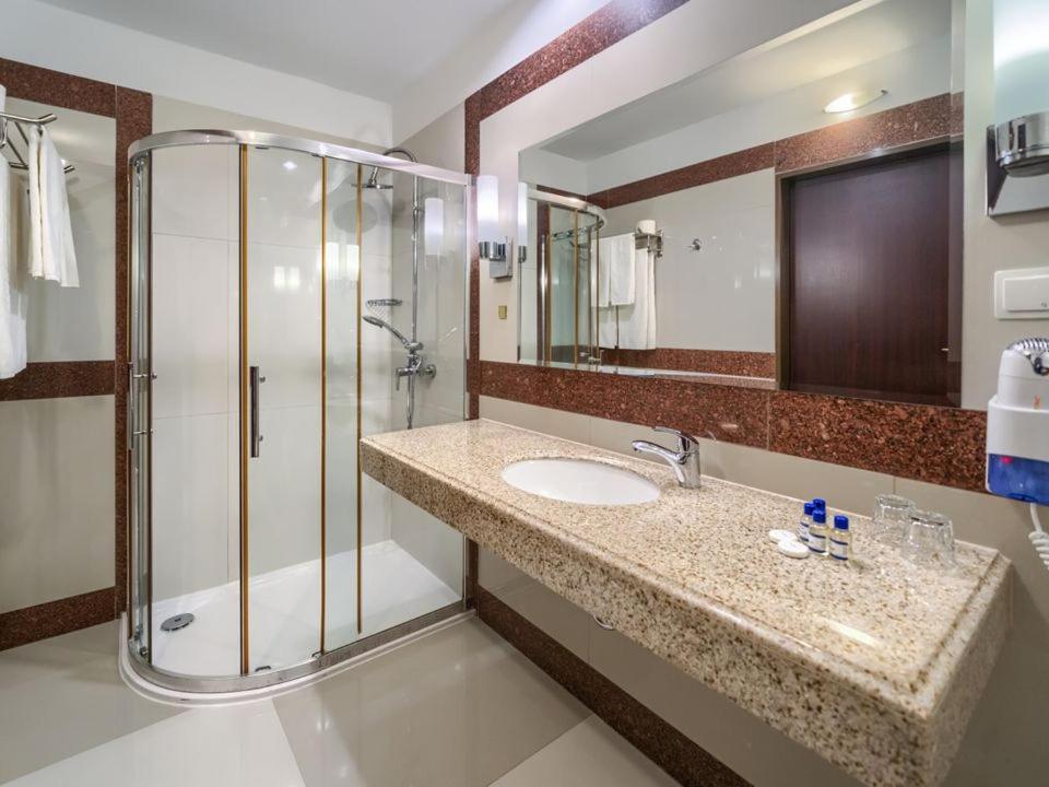 Twin Room with Lake View - Photo 2