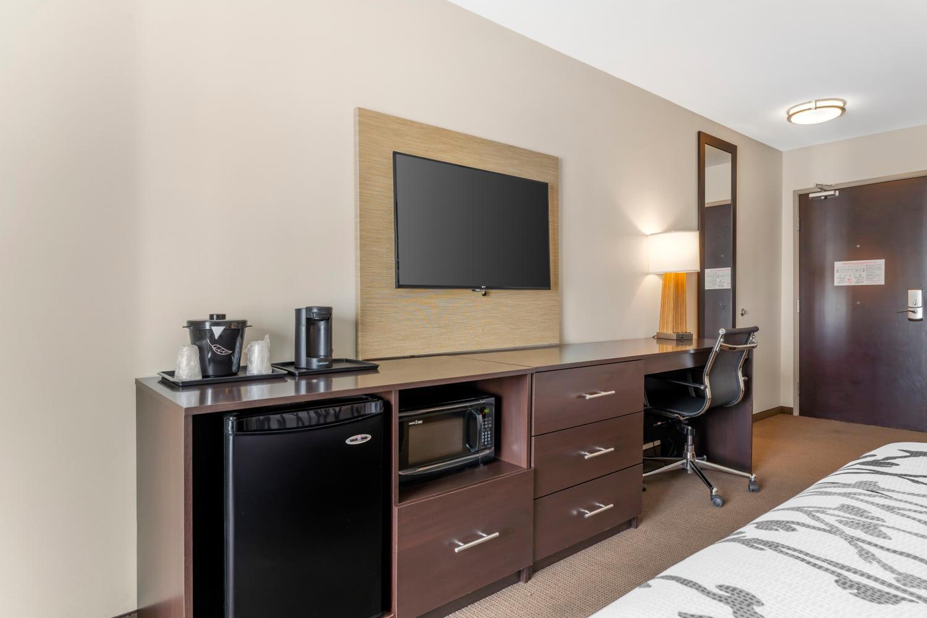 Queen Room with Two Queen Beds - Accessible/Non-Smoking  photo 3