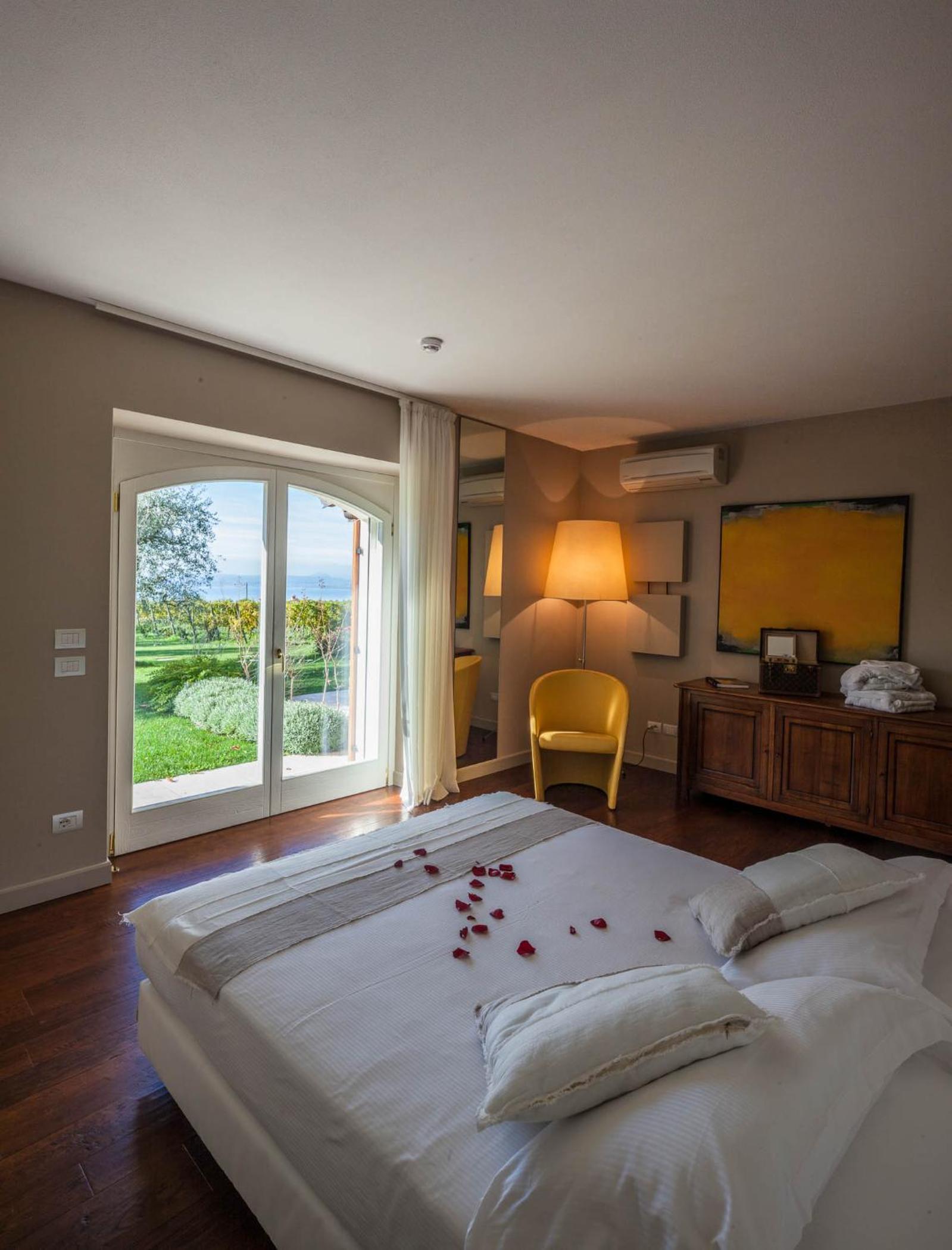 Suite with Lake View and Garden