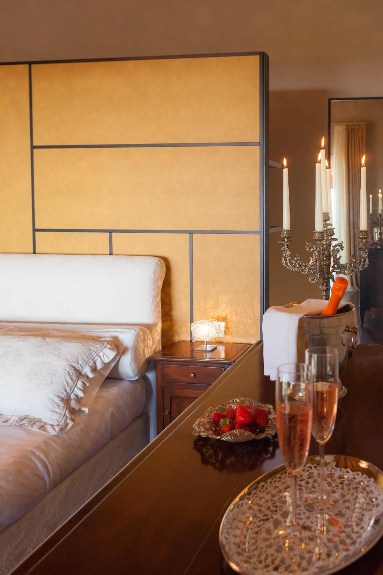 Suite with Lake View and Balcony photo 2